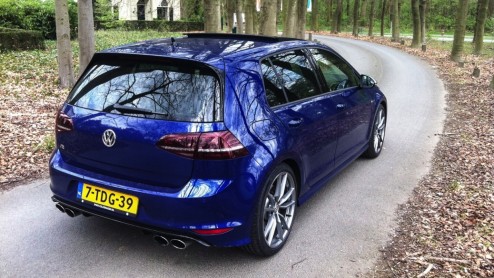 Test Volkswagen Golf R 300 pk. Gereden met de Volkswagen Golf 7 R, het sportieve topmodel van de Golf-familie met 300 pk en 4Motion vierwielaandrijving. Is hij de Koning van de hot hatches?