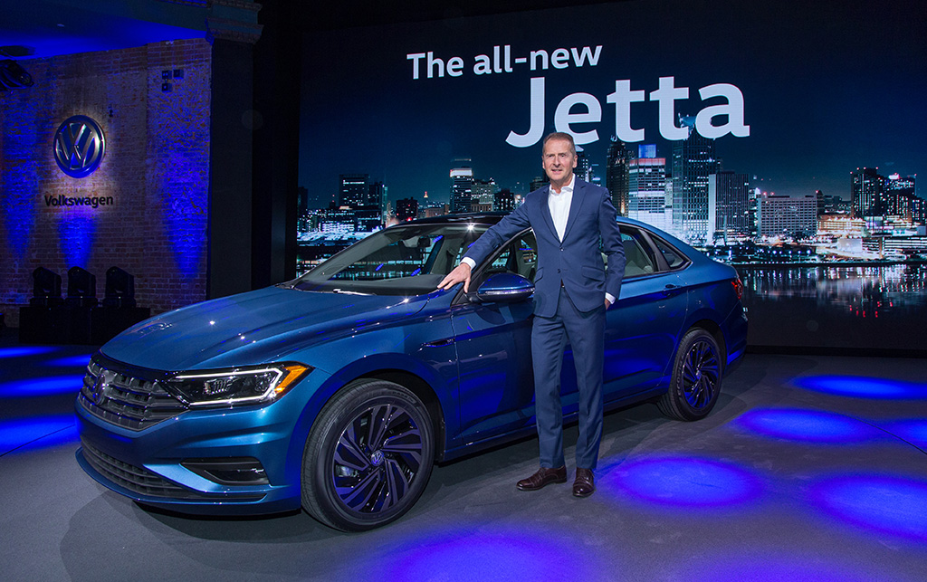 Volkswagen haalde in Detroit het doek van de nieuwe Jetta op een MQB-platform. De komst naar Nederland is onzeker.