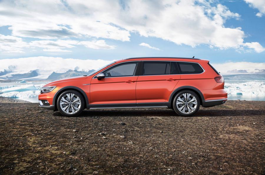 Verbrede spatborden, stoerdere bumpers, vierwielaandrijving en wat hoger op z'n poten. Volkswagen stelt in Genve de Passat Alltrack voor.