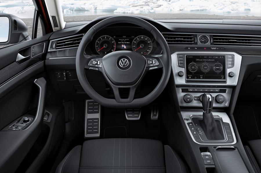 Verbrede spatborden, stoerdere bumpers, vierwielaandrijving en wat hoger op z'n poten. Volkswagen stelt in Genve de Passat Alltrack voor.