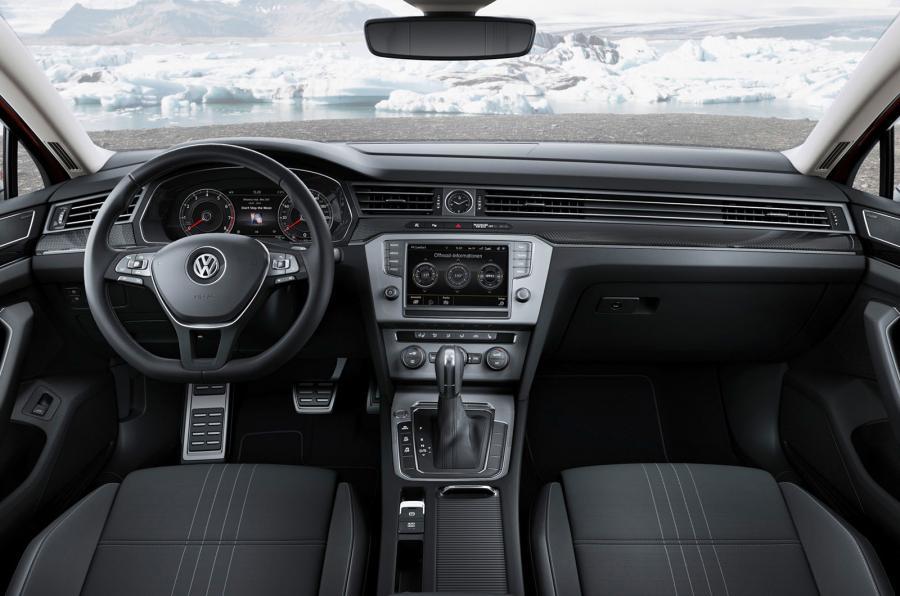 Verbrede spatborden, stoerdere bumpers, vierwielaandrijving en wat hoger op z'n poten. Volkswagen stelt in Genve de Passat Alltrack voor.