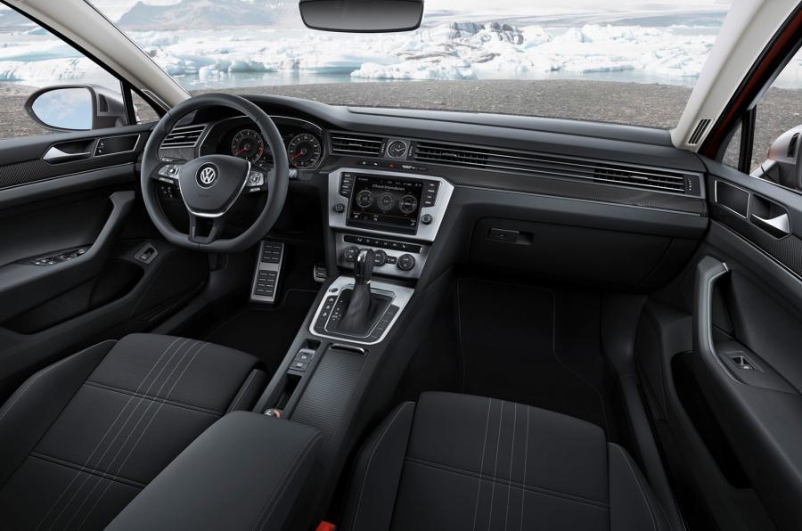 Verbrede spatborden, stoerdere bumpers, vierwielaandrijving en wat hoger op z'n poten. Volkswagen stelt in Genve de Passat Alltrack voor.