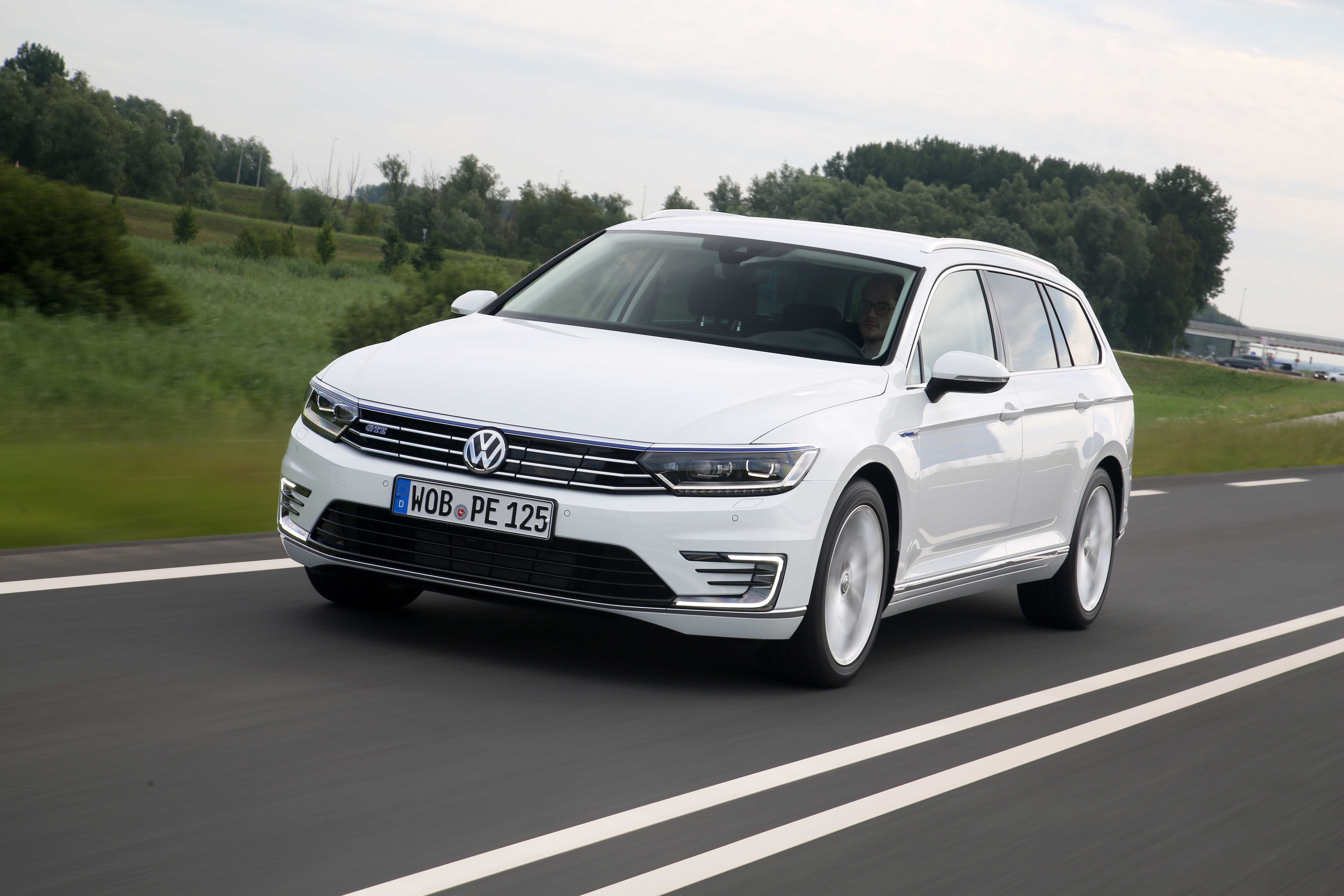 Autotest Volkswagen Passat GTE met 1.4 TSI en elektromotor. De plug-in hybride van de middenklasser zal de toon gaan zetten op de zakelijke markt.
