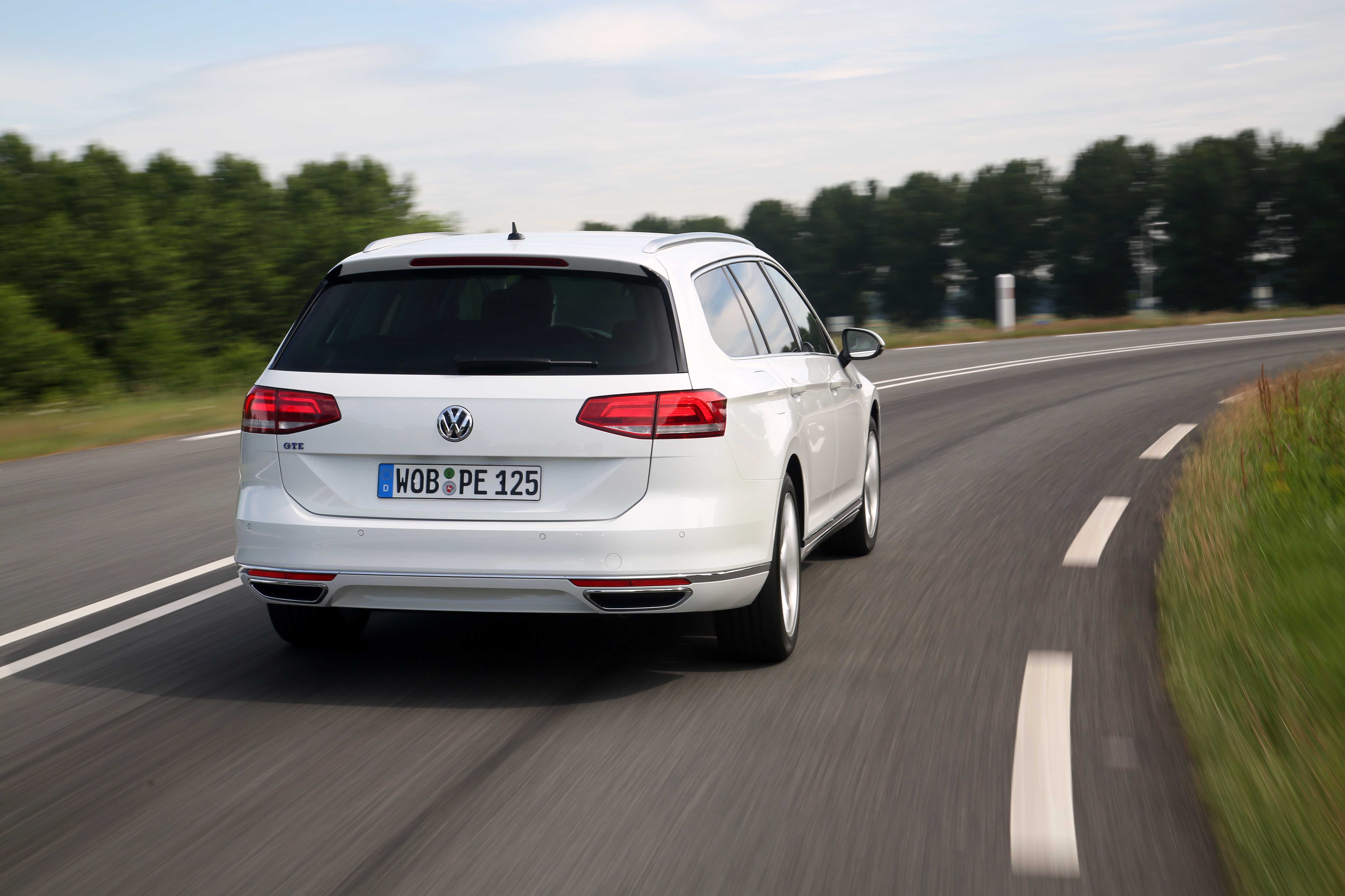 Autotest Volkswagen Passat GTE met 1.4 TSI en elektromotor. De plug-in hybride van de middenklasser zal de toon gaan zetten op de zakelijke markt.
