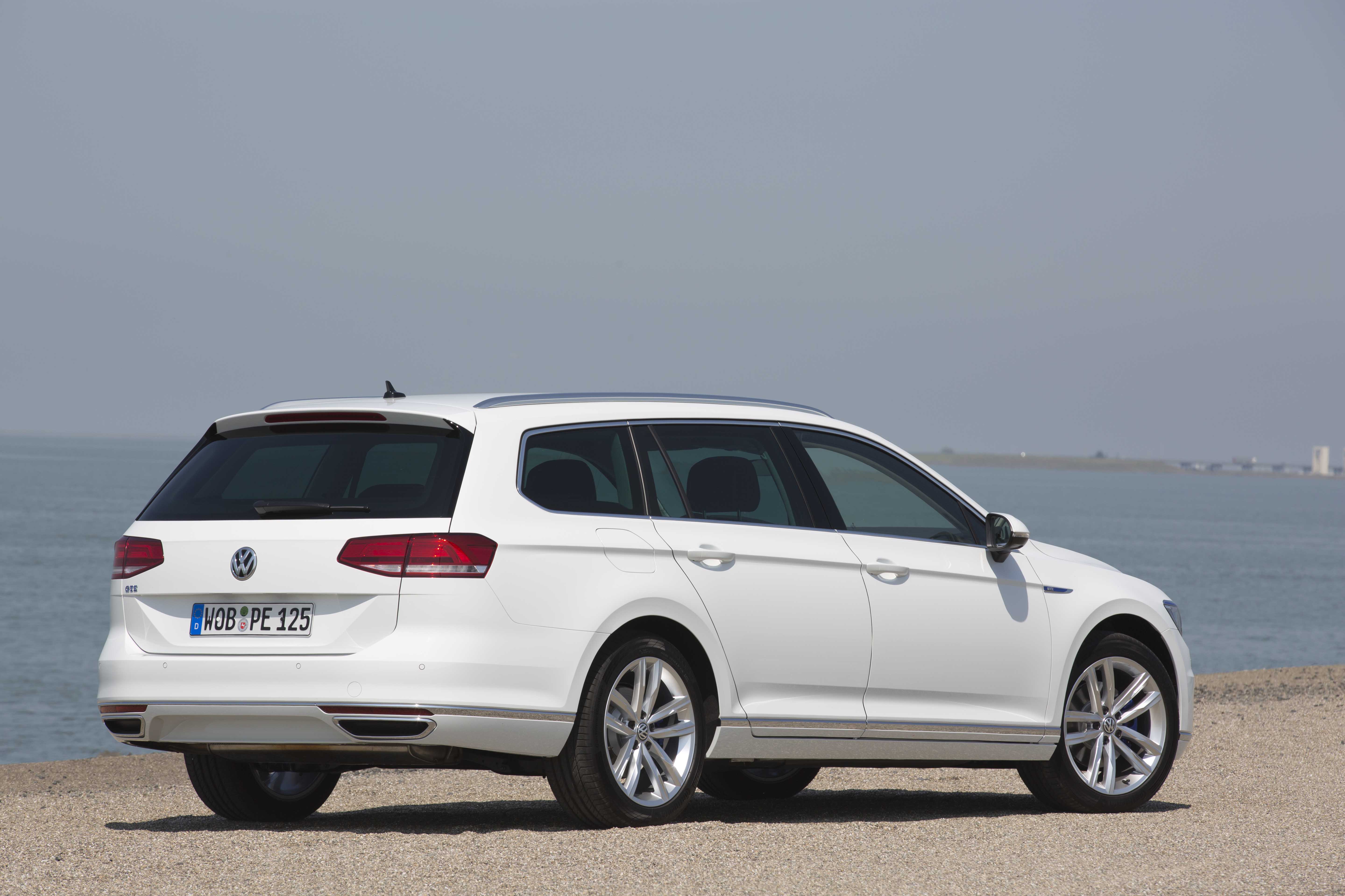 Autotest Volkswagen Passat GTE met 1.4 TSI en elektromotor. De plug-in hybride van de middenklasser zal de toon gaan zetten op de zakelijke markt.