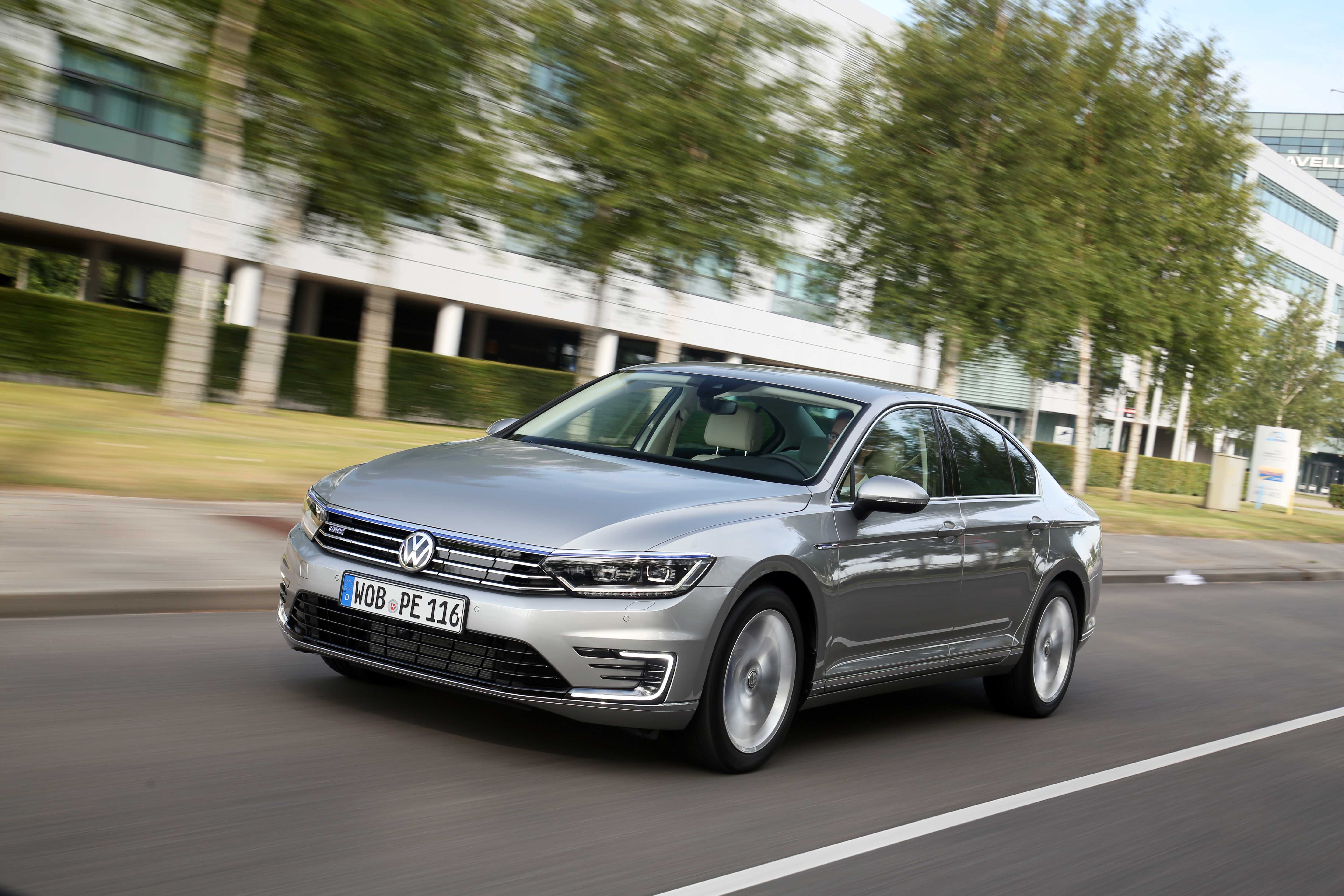 Autotest Volkswagen Passat GTE met 1.4 TSI en elektromotor. De plug-in hybride van de middenklasser zal de toon gaan zetten op de zakelijke markt.