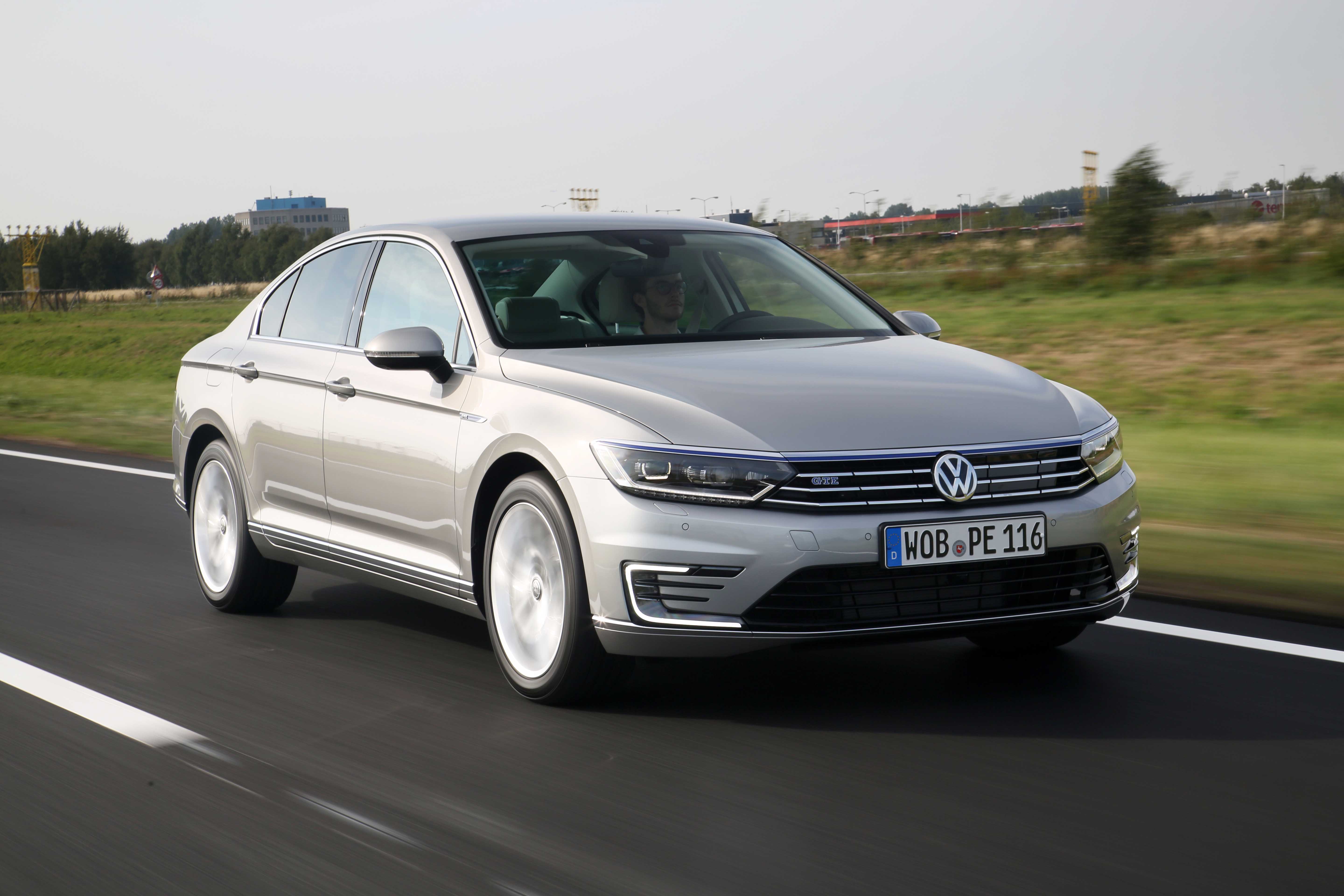 Autotest Volkswagen Passat GTE met 1.4 TSI en elektromotor. De plug-in hybride van de middenklasser zal de toon gaan zetten op de zakelijke markt.