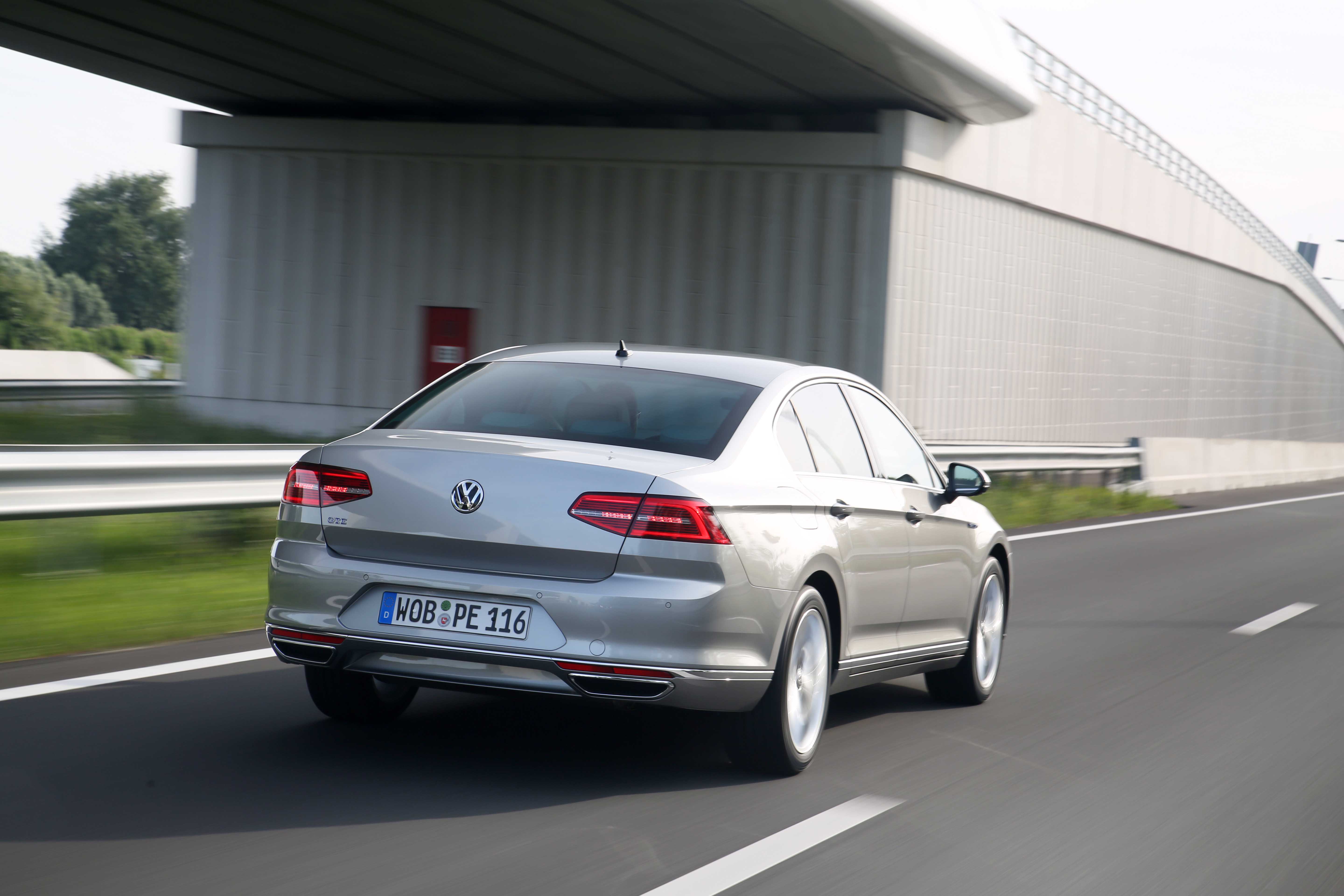 Autotest Volkswagen Passat GTE met 1.4 TSI en elektromotor. De plug-in hybride van de middenklasser zal de toon gaan zetten op de zakelijke markt.