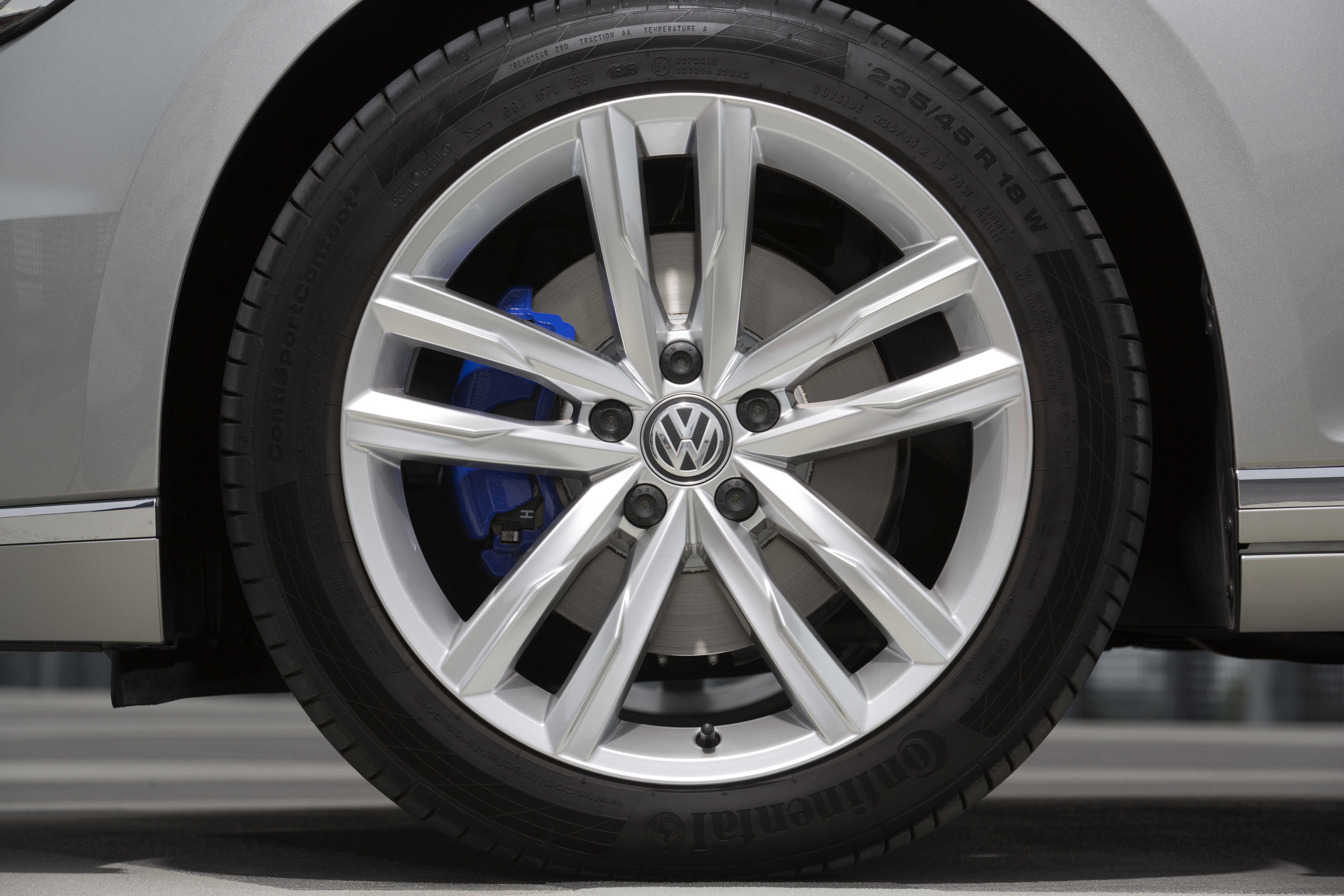 Autotest Volkswagen Passat GTE met 1.4 TSI en elektromotor. De plug-in hybride van de middenklasser zal de toon gaan zetten op de zakelijke markt.