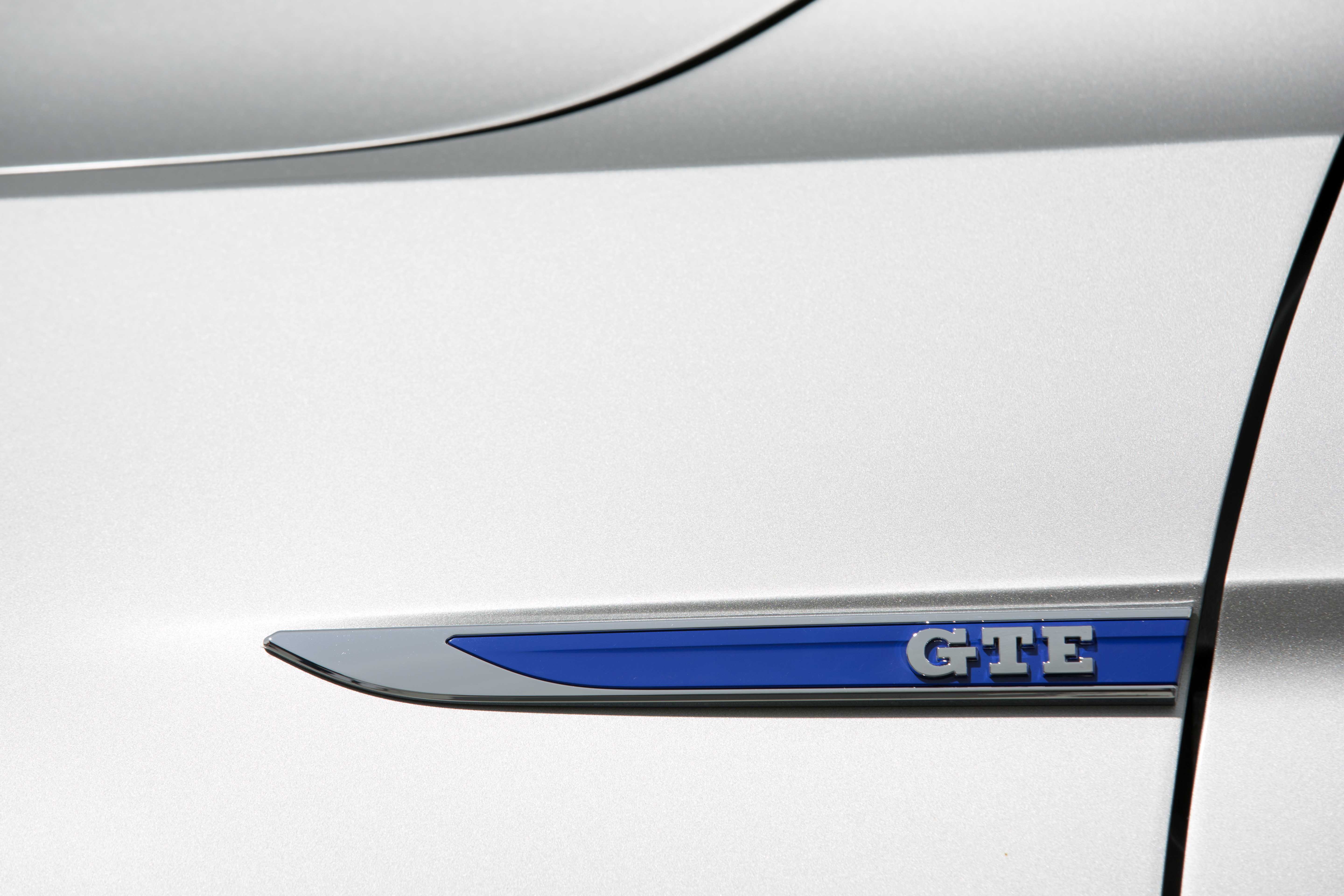 Autotest Volkswagen Passat GTE met 1.4 TSI en elektromotor. De plug-in hybride van de middenklasser zal de toon gaan zetten op de zakelijke markt.