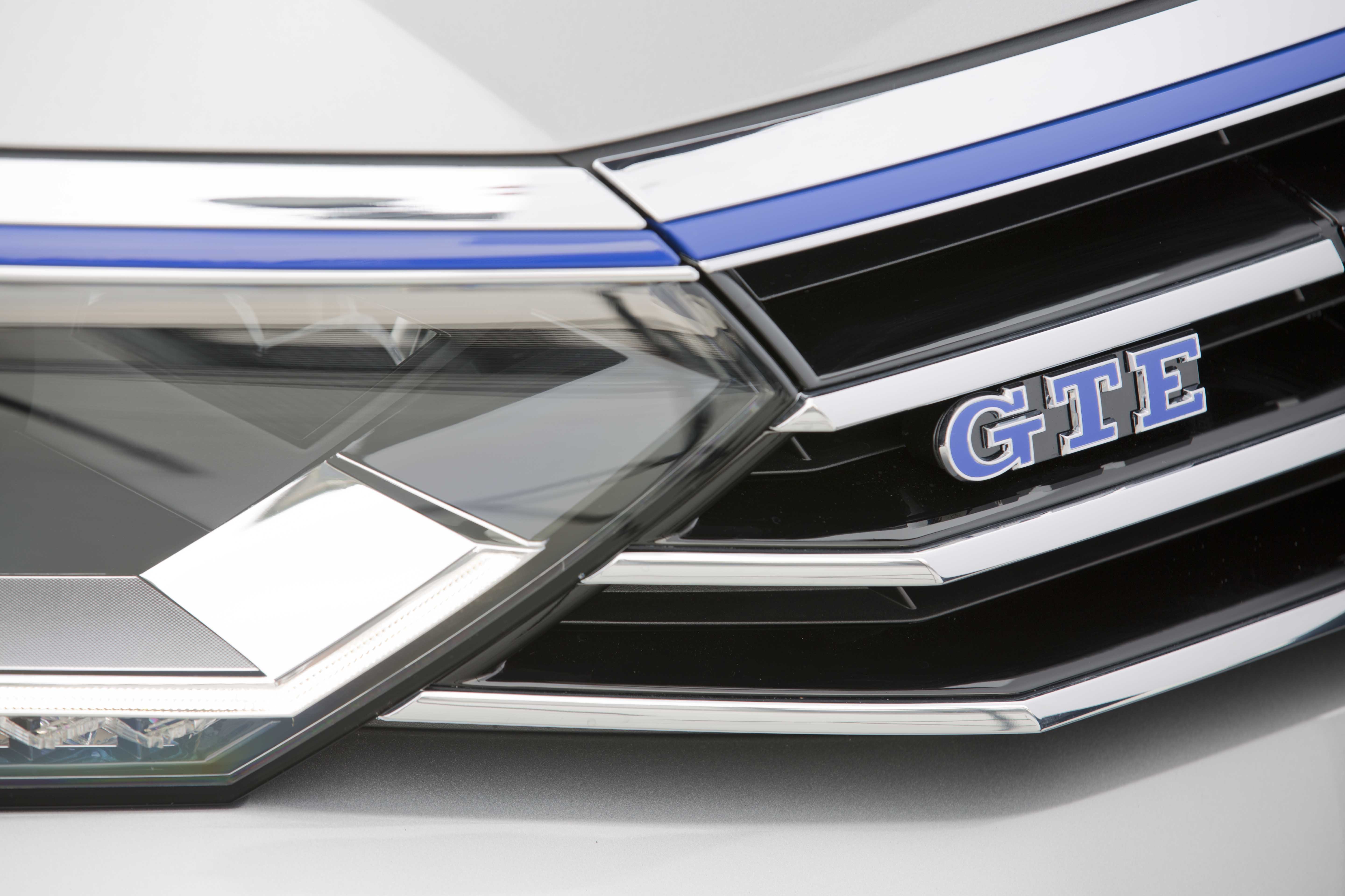 Autotest Volkswagen Passat GTE met 1.4 TSI en elektromotor. De plug-in hybride van de middenklasser zal de toon gaan zetten op de zakelijke markt.
