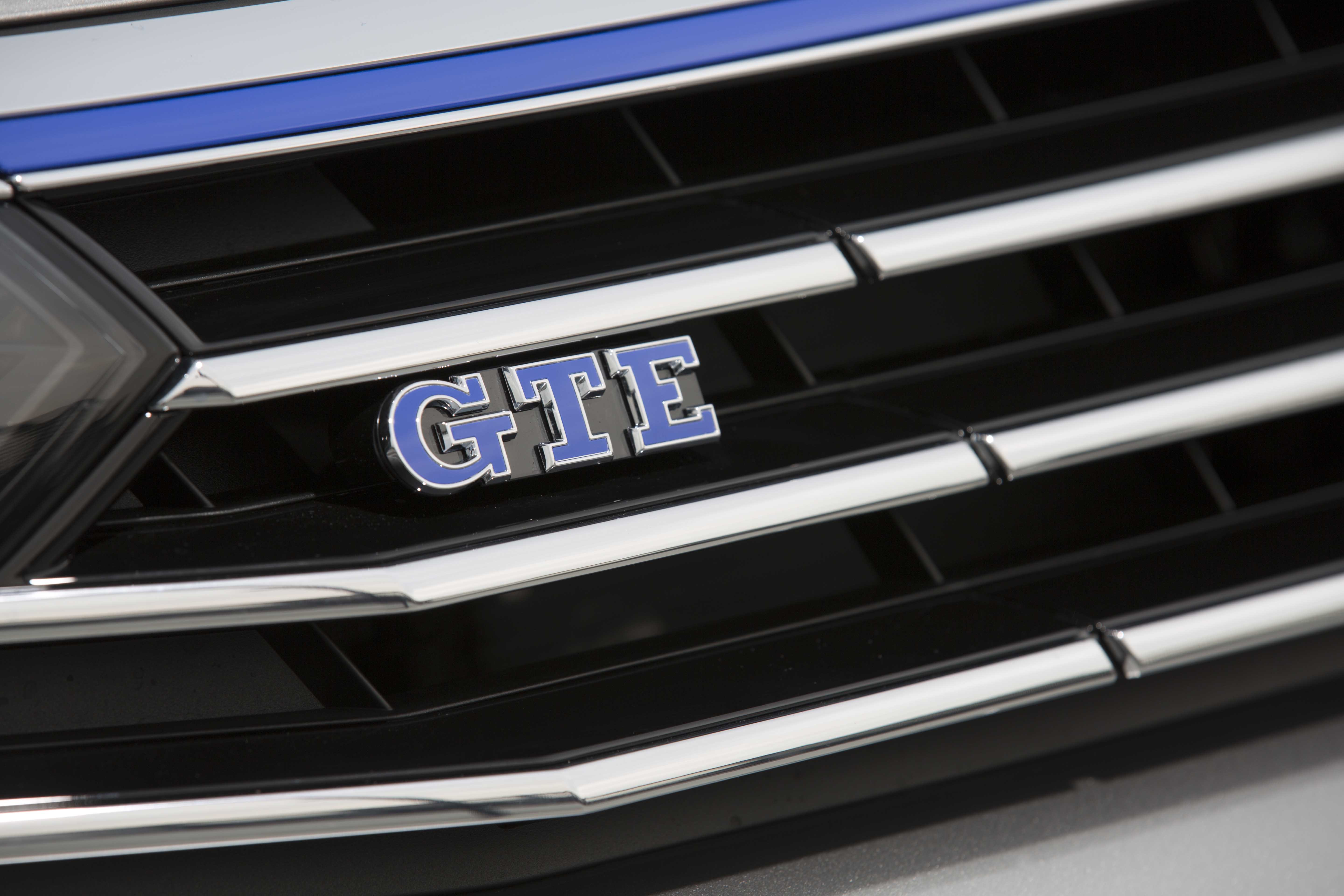 Autotest Volkswagen Passat GTE met 1.4 TSI en elektromotor. De plug-in hybride van de middenklasser zal de toon gaan zetten op de zakelijke markt.