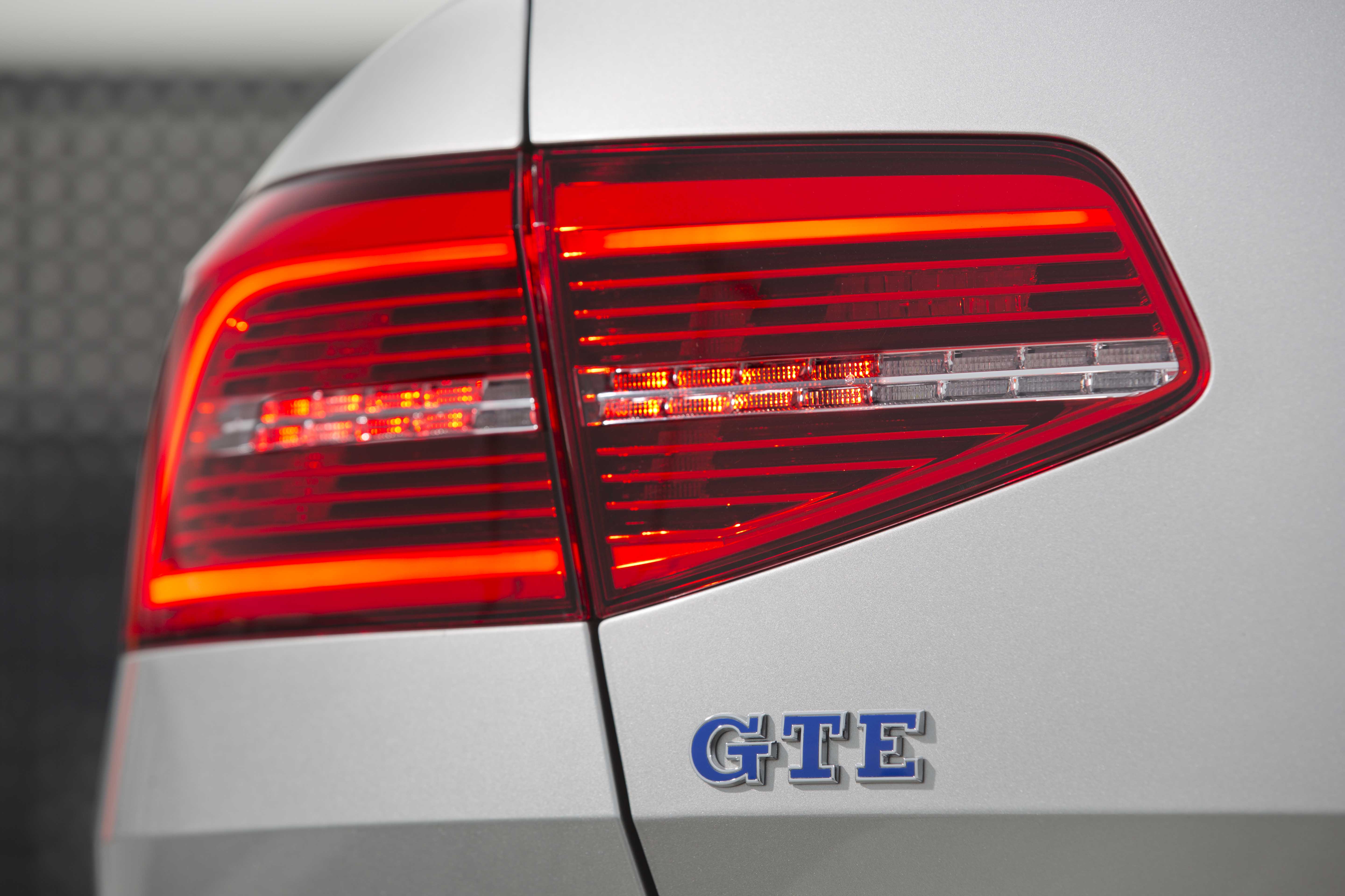 Autotest Volkswagen Passat GTE met 1.4 TSI en elektromotor. De plug-in hybride van de middenklasser zal de toon gaan zetten op de zakelijke markt.