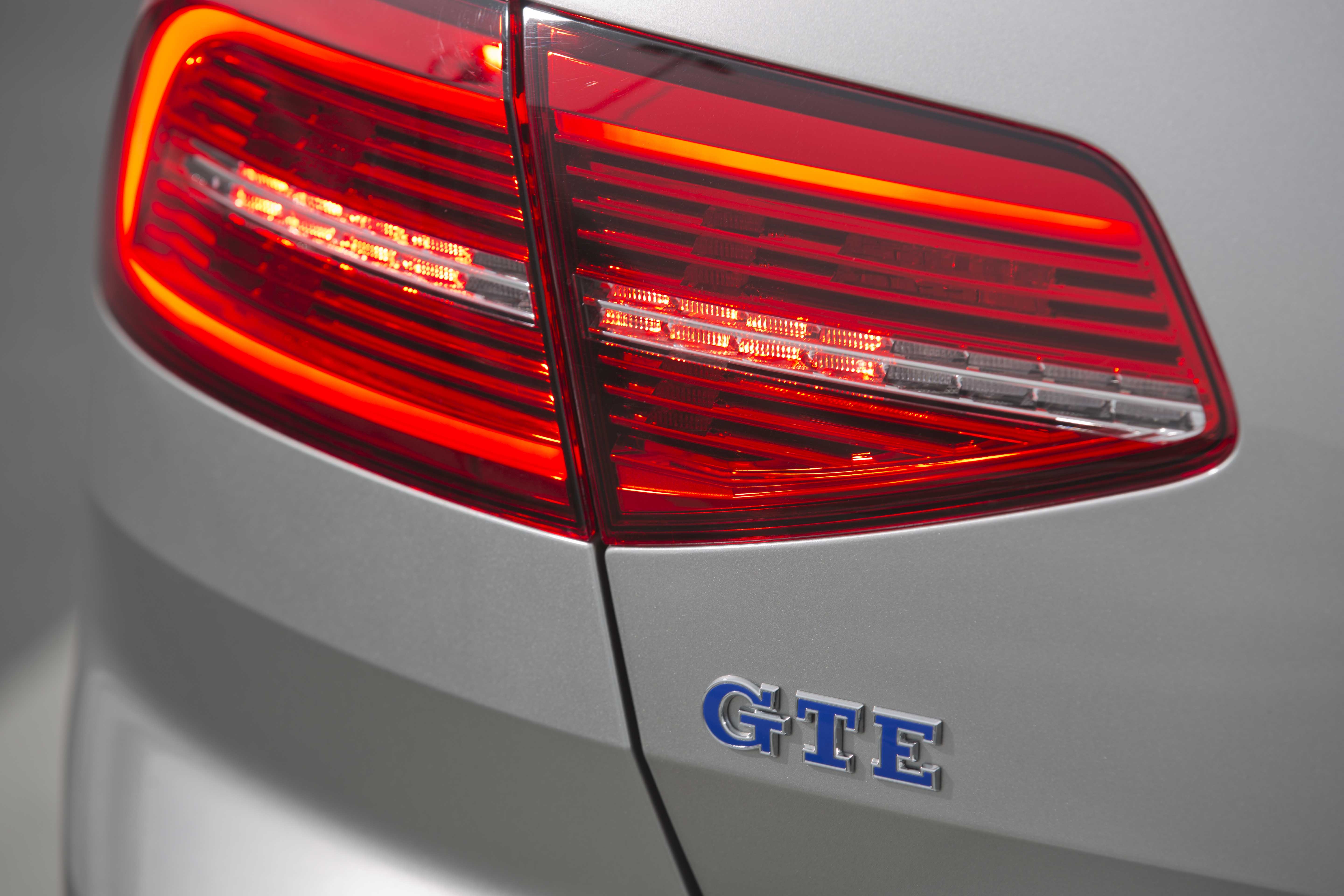 Autotest Volkswagen Passat GTE met 1.4 TSI en elektromotor. De plug-in hybride van de middenklasser zal de toon gaan zetten op de zakelijke markt.