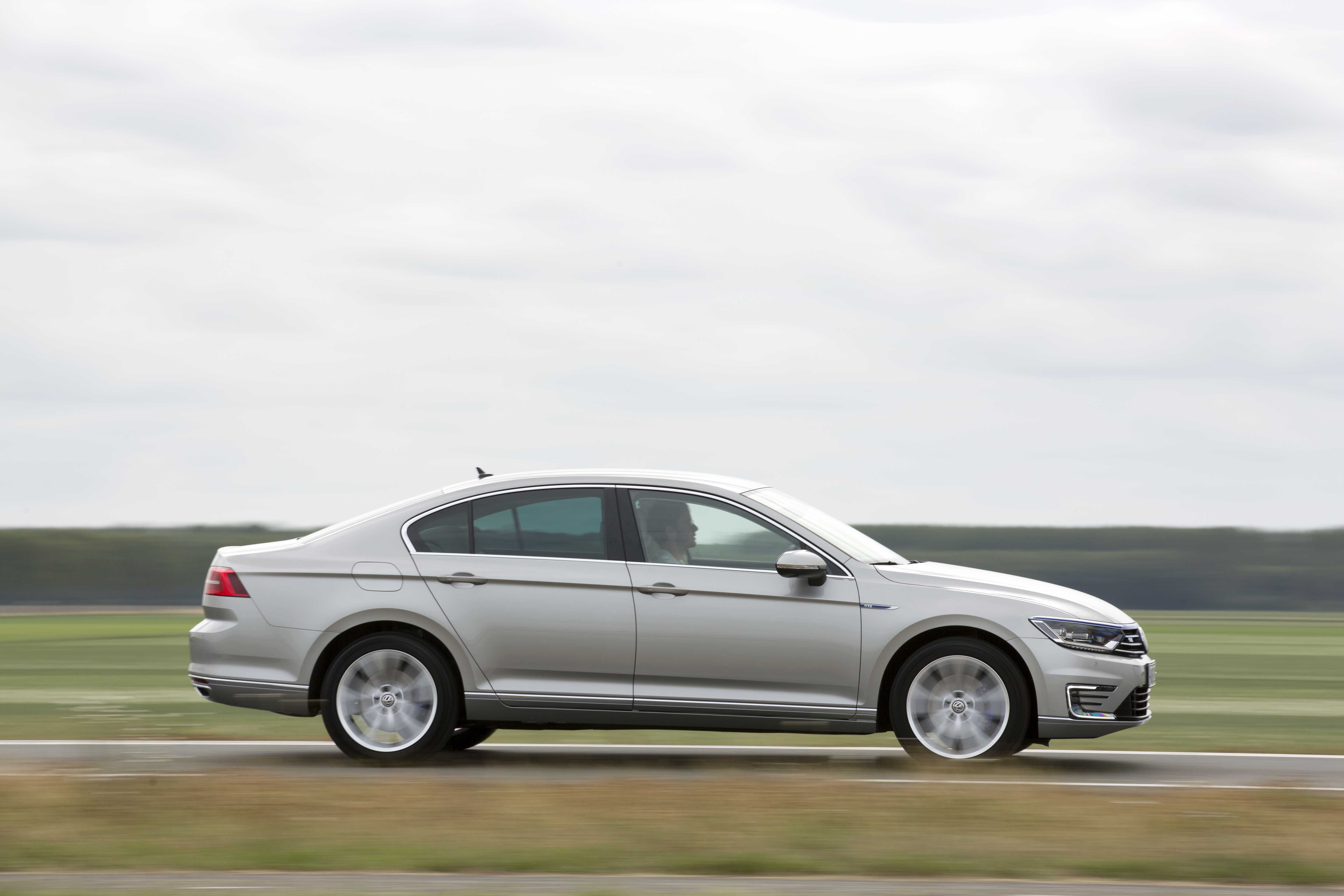 Autotest Volkswagen Passat GTE met 1.4 TSI en elektromotor. De plug-in hybride van de middenklasser zal de toon gaan zetten op de zakelijke markt.
