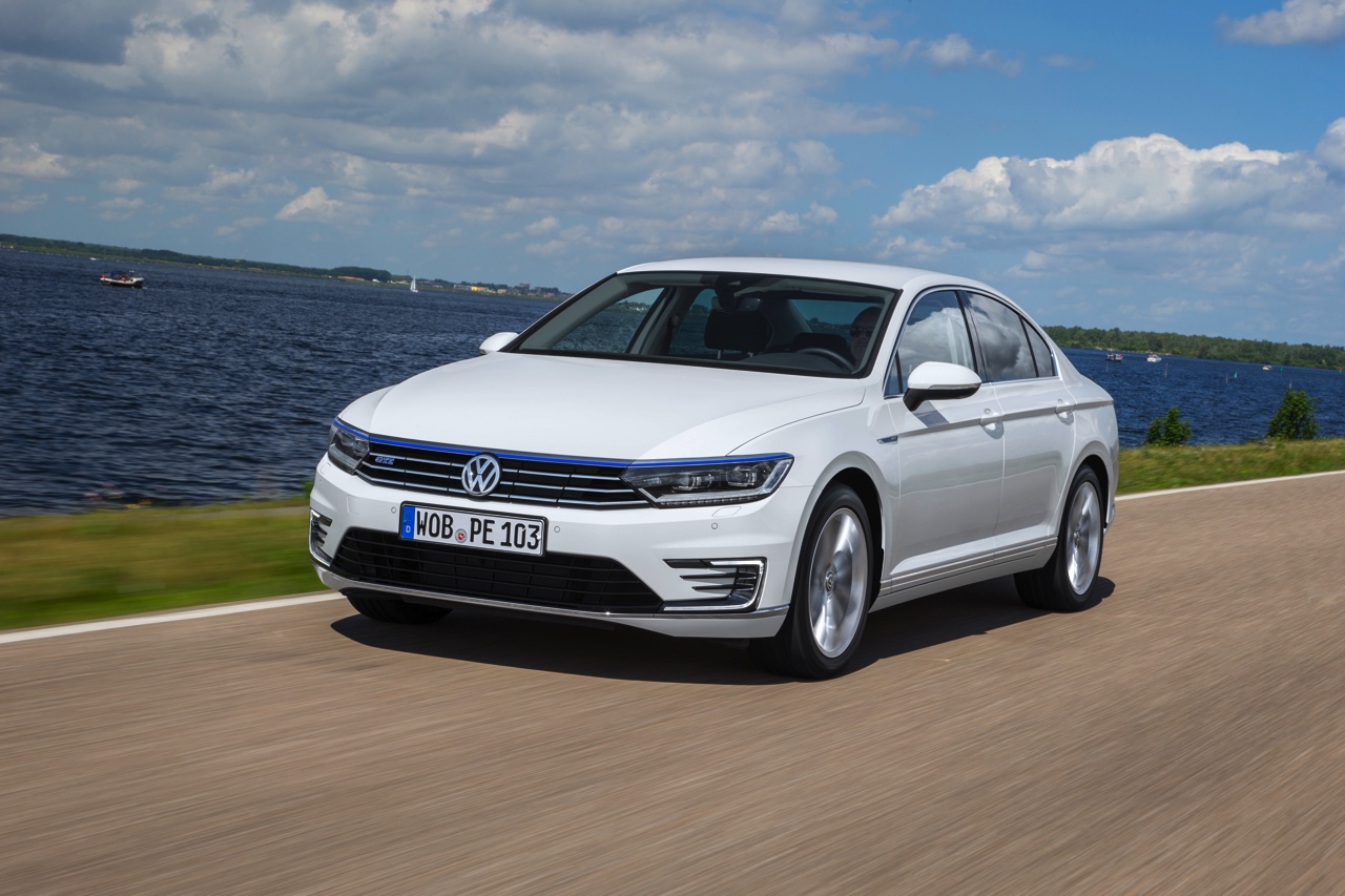 Autotest Volkswagen Passat GTE met 1.4 TSI en elektromotor. De plug-in hybride van de middenklasser zal de toon gaan zetten op de zakelijke markt.