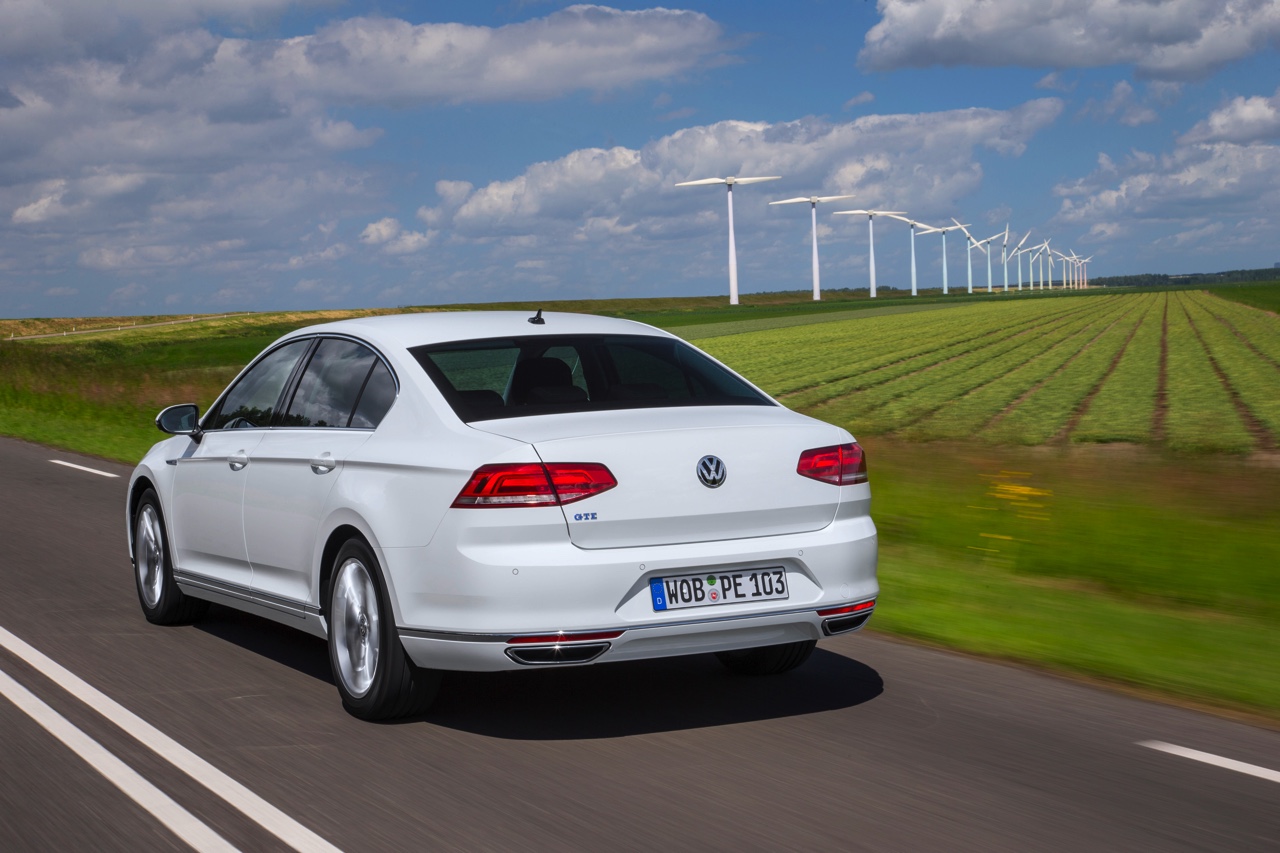 Autotest Volkswagen Passat GTE met 1.4 TSI en elektromotor. De plug-in hybride van de middenklasser zal de toon gaan zetten op de zakelijke markt.