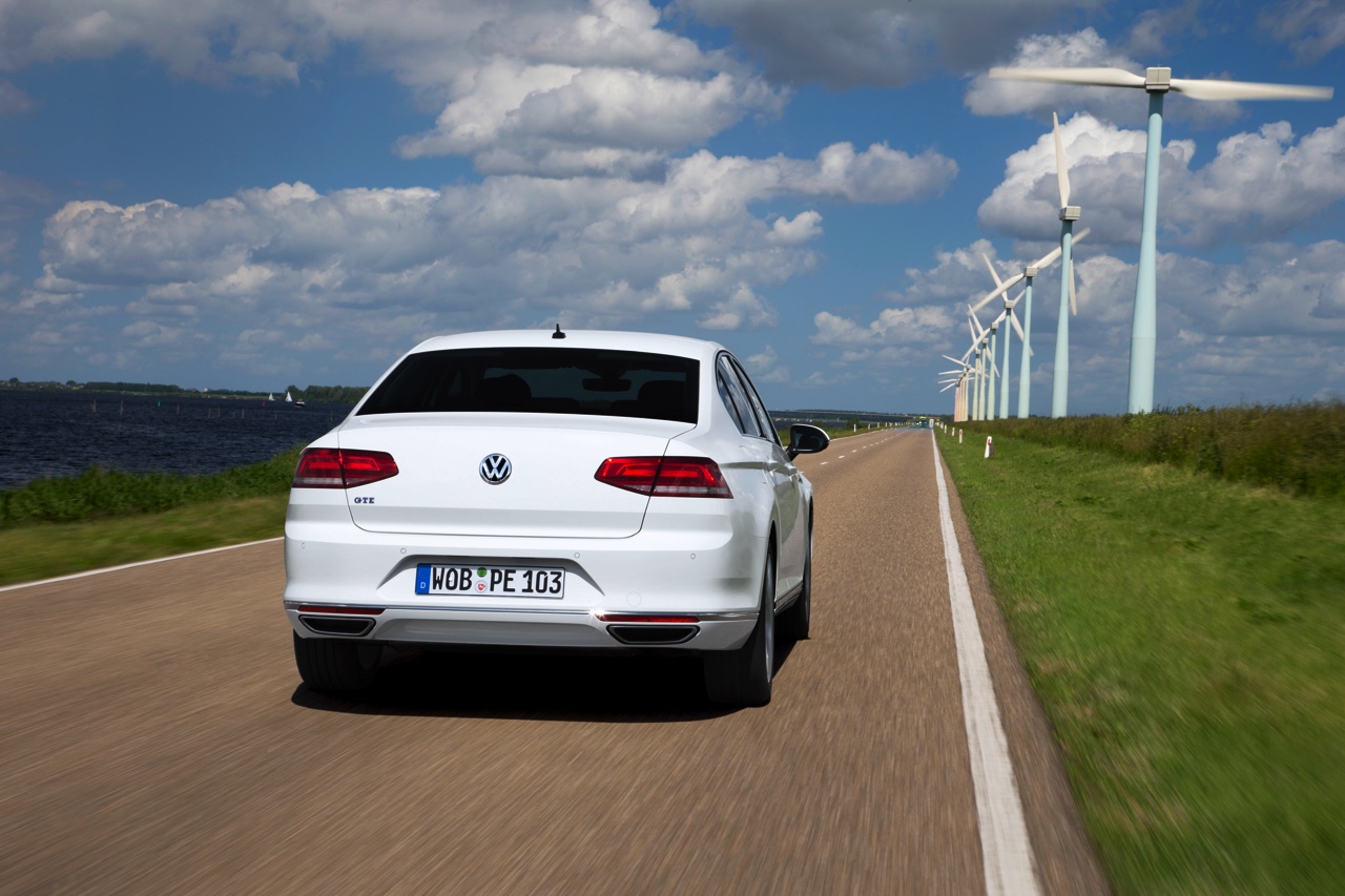 Autotest Volkswagen Passat GTE met 1.4 TSI en elektromotor. De plug-in hybride van de middenklasser zal de toon gaan zetten op de zakelijke markt.