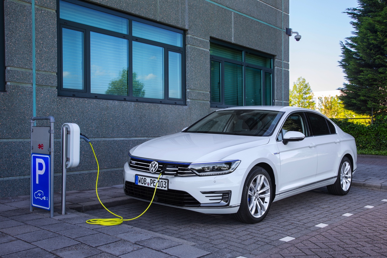 Autotest Volkswagen Passat GTE met 1.4 TSI en elektromotor. De plug-in hybride van de middenklasser zal de toon gaan zetten op de zakelijke markt.