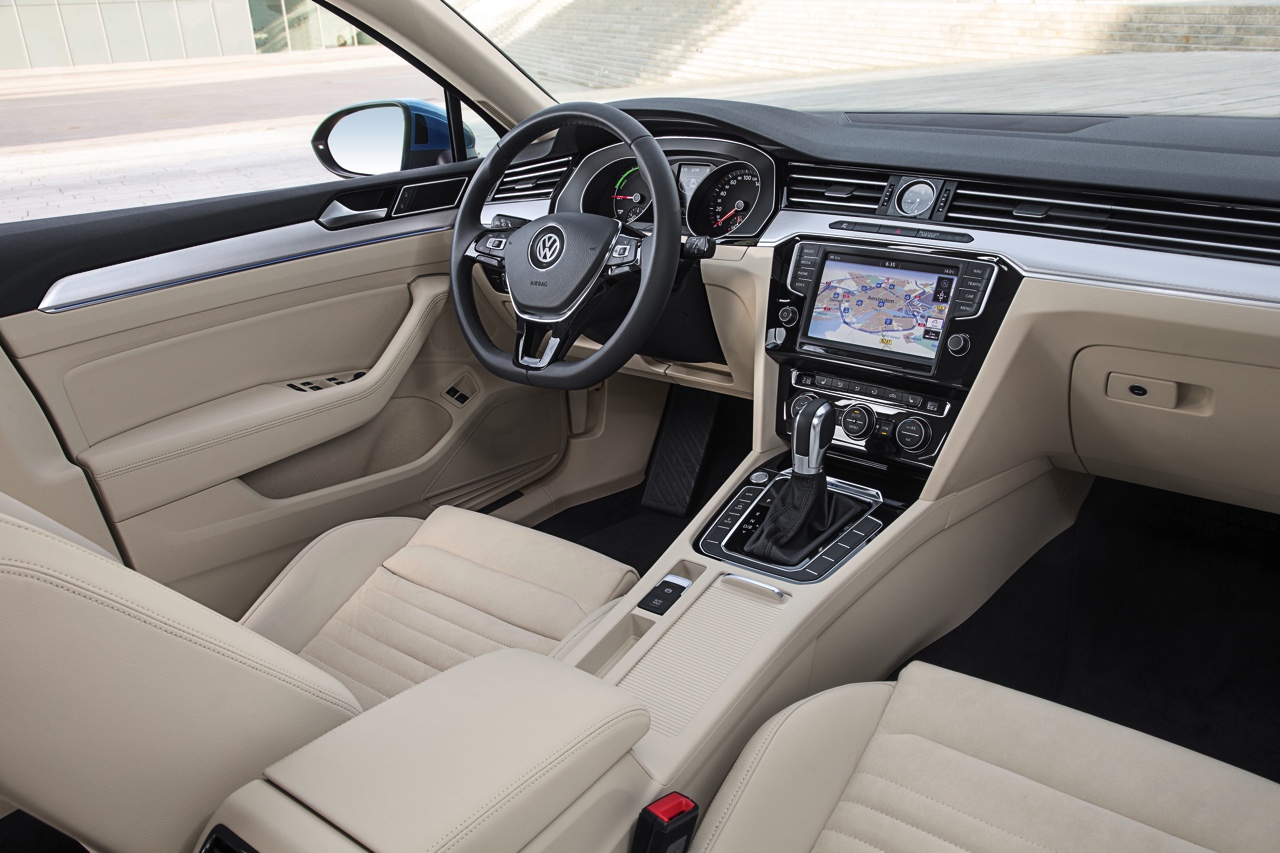 Autotest Volkswagen Passat GTE met 1.4 TSI en elektromotor. De plug-in hybride van de middenklasser zal de toon gaan zetten op de zakelijke markt.