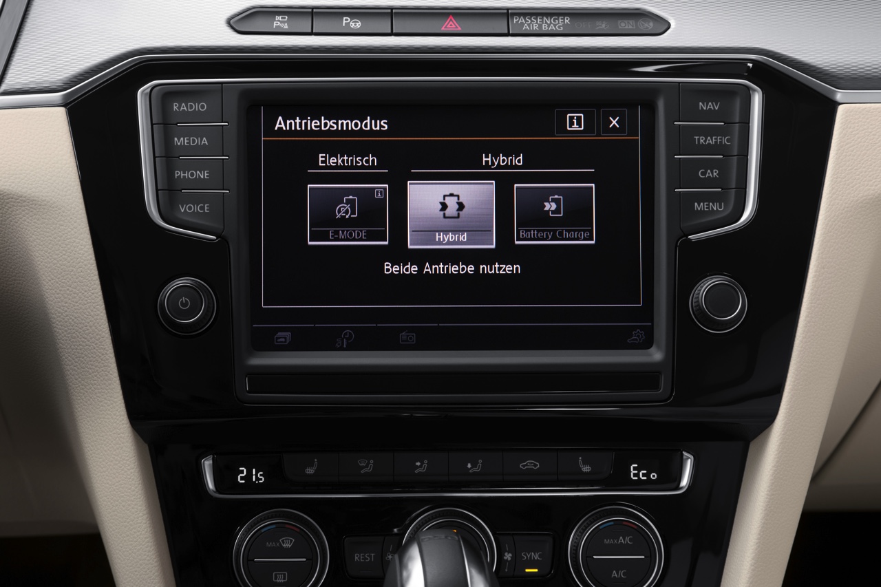 Autotest Volkswagen Passat GTE met 1.4 TSI en elektromotor. De plug-in hybride van de middenklasser zal de toon gaan zetten op de zakelijke markt.