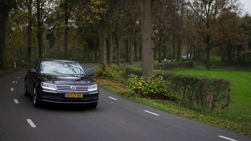 Met een doffe klap valt de deur dicht. Er bestaan veel kluizen die minder zwaar sluiten. De auto is gloednieuw, maar toch voelt het alsof we 2002 zijn binnengestapt. Een rijtest en een tijdreis.