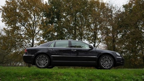 Met een doffe klap valt de deur dicht. Er bestaan veel kluizen die minder zwaar sluiten. De auto is gloednieuw, maar toch voelt het alsof we 2002 zijn binnengestapt. Een rijtest en een tijdreis.