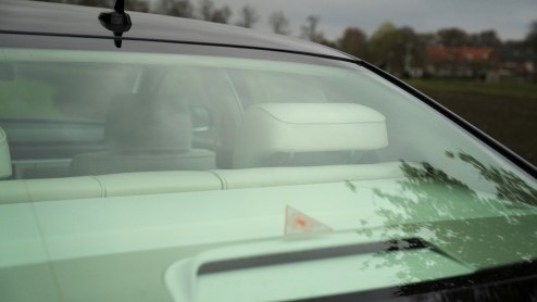 Met een doffe klap valt de deur dicht. Er bestaan veel kluizen die minder zwaar sluiten. De auto is gloednieuw, maar toch voelt het alsof we 2002 zijn binnengestapt. Een rijtest en een tijdreis.