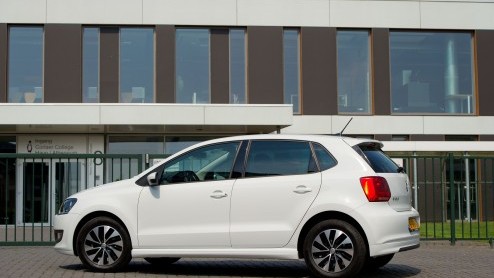 Autotest Volkswagen Polo BlueMotion 2014. In deze rijtest van de vernieuwde Polo BlueMotion met 1.4 TDI leren we dat een nieuwe dieselmotor en opgewaardeerde uitrusting wonderen doet.