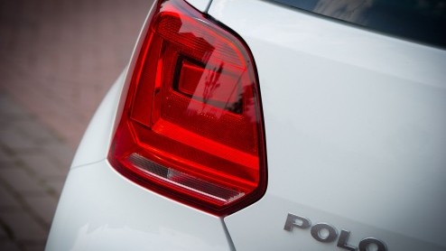 Autotest Volkswagen Polo BlueMotion 2014. In deze rijtest van de vernieuwde Polo BlueMotion met 1.4 TDI leren we dat een nieuwe dieselmotor en opgewaardeerde uitrusting wonderen doet.