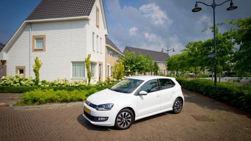 Autotest Volkswagen Polo BlueMotion 2014. In deze rijtest van de vernieuwde Polo BlueMotion met 1.4 TDI leren we dat een nieuwe dieselmotor en opgewaardeerde uitrusting wonderen doet.
