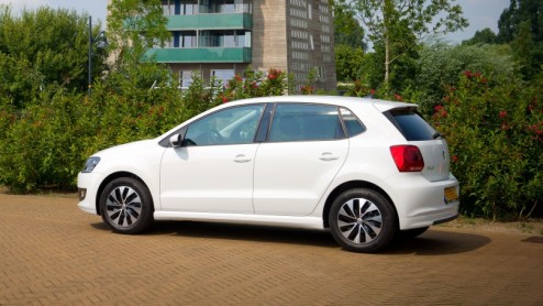 Autotest Volkswagen Polo BlueMotion 2014. In deze rijtest van de vernieuwde Polo BlueMotion met 1.4 TDI leren we dat een nieuwe dieselmotor en opgewaardeerde uitrusting wonderen doet.