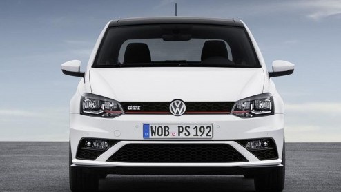 Dat Volkswagen de gefacelifte Polo ook weer als GTI gaat bouwen, liet de fabrikant eerder al weten. Aan beelden ontbrak het echter nog. De vernieuwde Polo GTI debuteert komende week in Parijs.