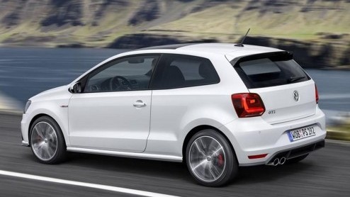 Dat Volkswagen de gefacelifte Polo ook weer als GTI gaat bouwen, liet de fabrikant eerder al weten. Aan beelden ontbrak het echter nog. De vernieuwde Polo GTI debuteert komende week in Parijs.