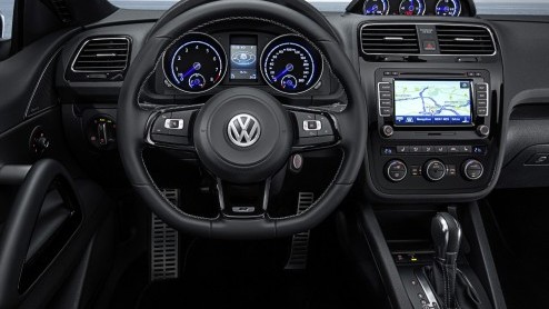 Volkswagen presenteert in Genve een opgefriste Scirocco. De wijzigingen aan het uiterlijk blijven beperkt, onderhuids verandert er wel het nodige.