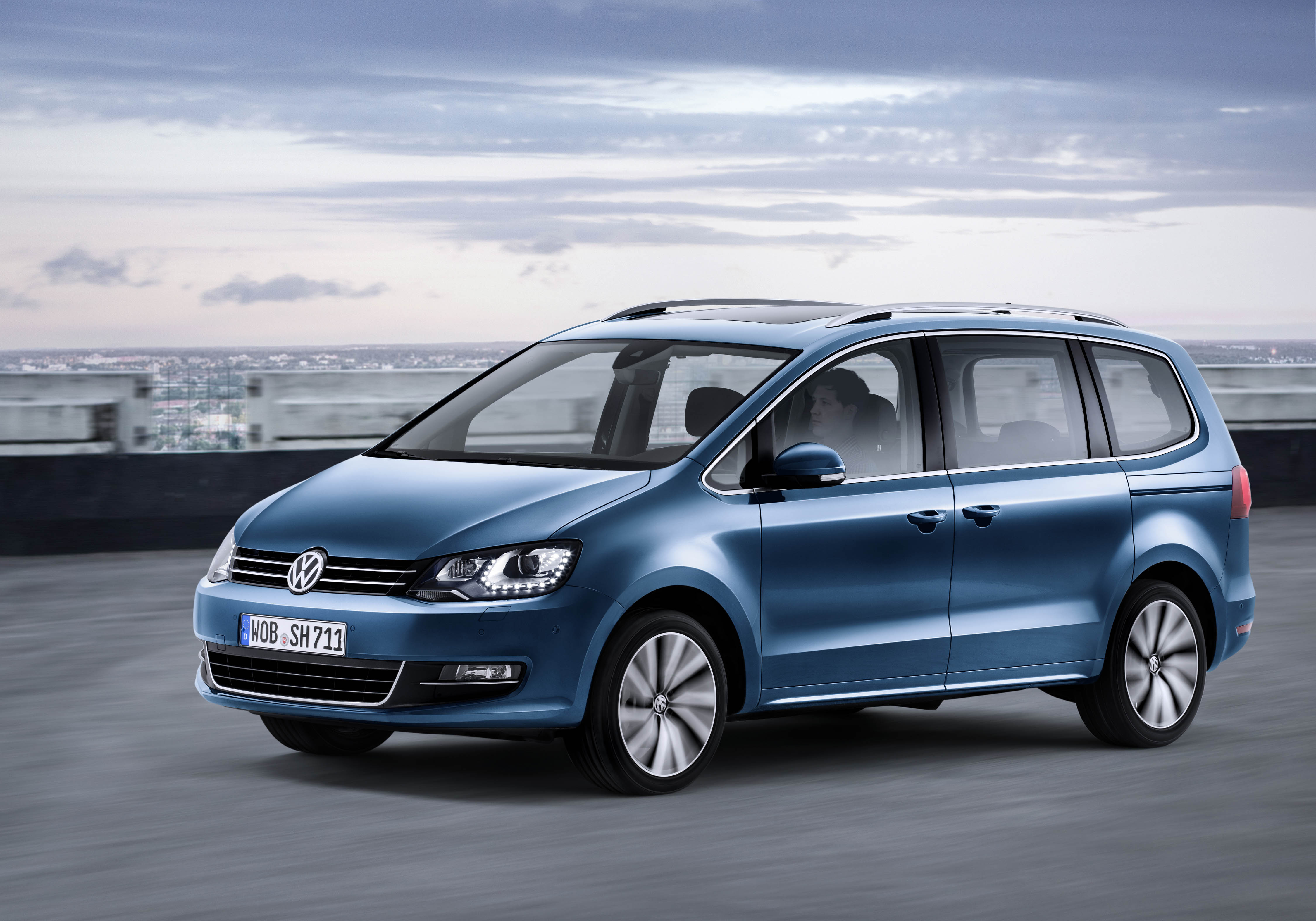 Facelift Volkswagen Sharan blijft subtiel maar omvat wel nieuwe motoren en de laatste generatie veiigheidssystemen. Debuut op Autosalon van Genve 2015.
