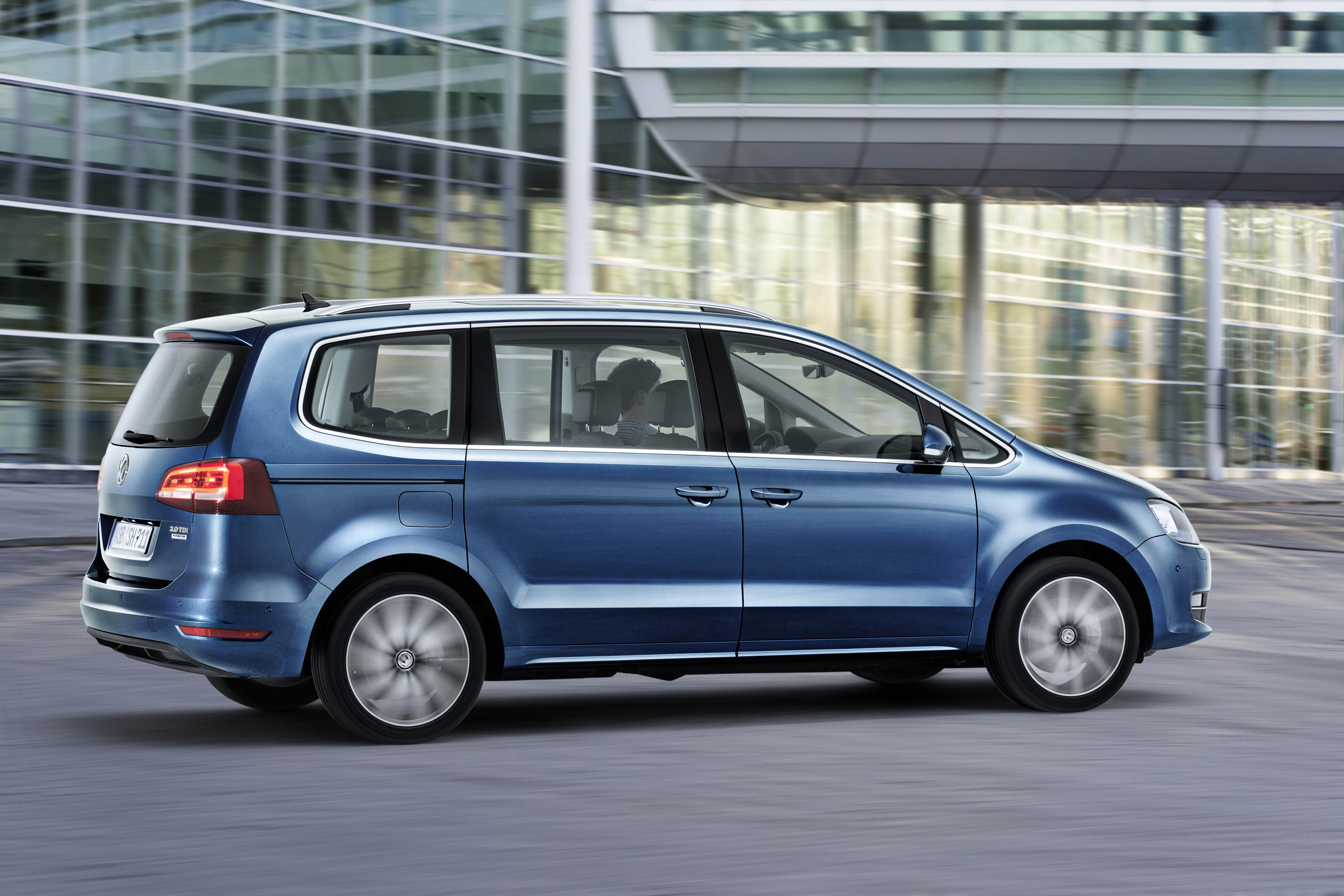 Facelift Volkswagen Sharan blijft subtiel maar omvat wel nieuwe motoren en de laatste generatie veiigheidssystemen. Debuut op Autosalon van Genve 2015.