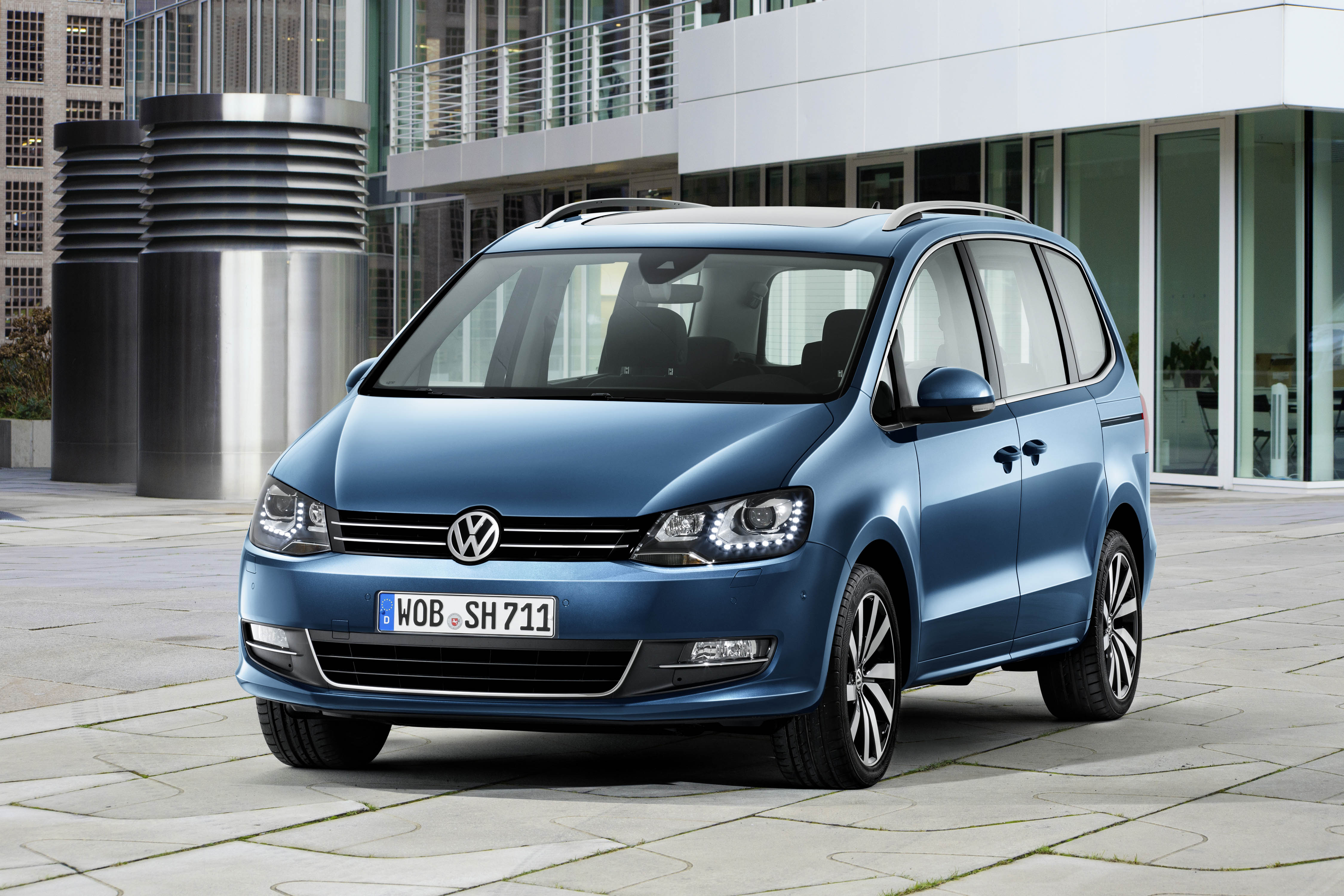 Facelift Volkswagen Sharan blijft subtiel maar omvat wel nieuwe motoren en de laatste generatie veiigheidssystemen. Debuut op Autosalon van Genve 2015.