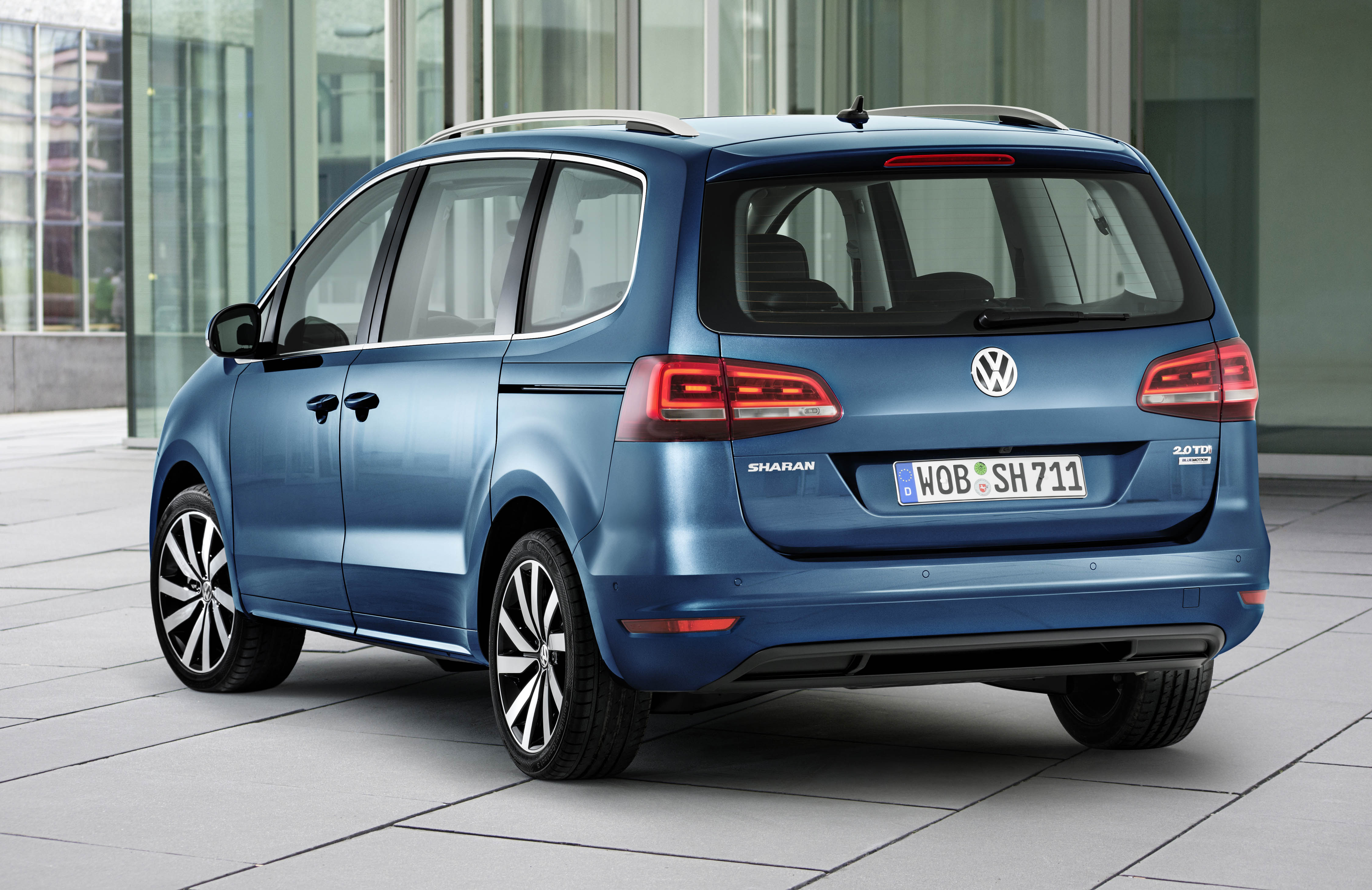 Facelift Volkswagen Sharan blijft subtiel maar omvat wel nieuwe motoren en de laatste generatie veiigheidssystemen. Debuut op Autosalon van Genve 2015.