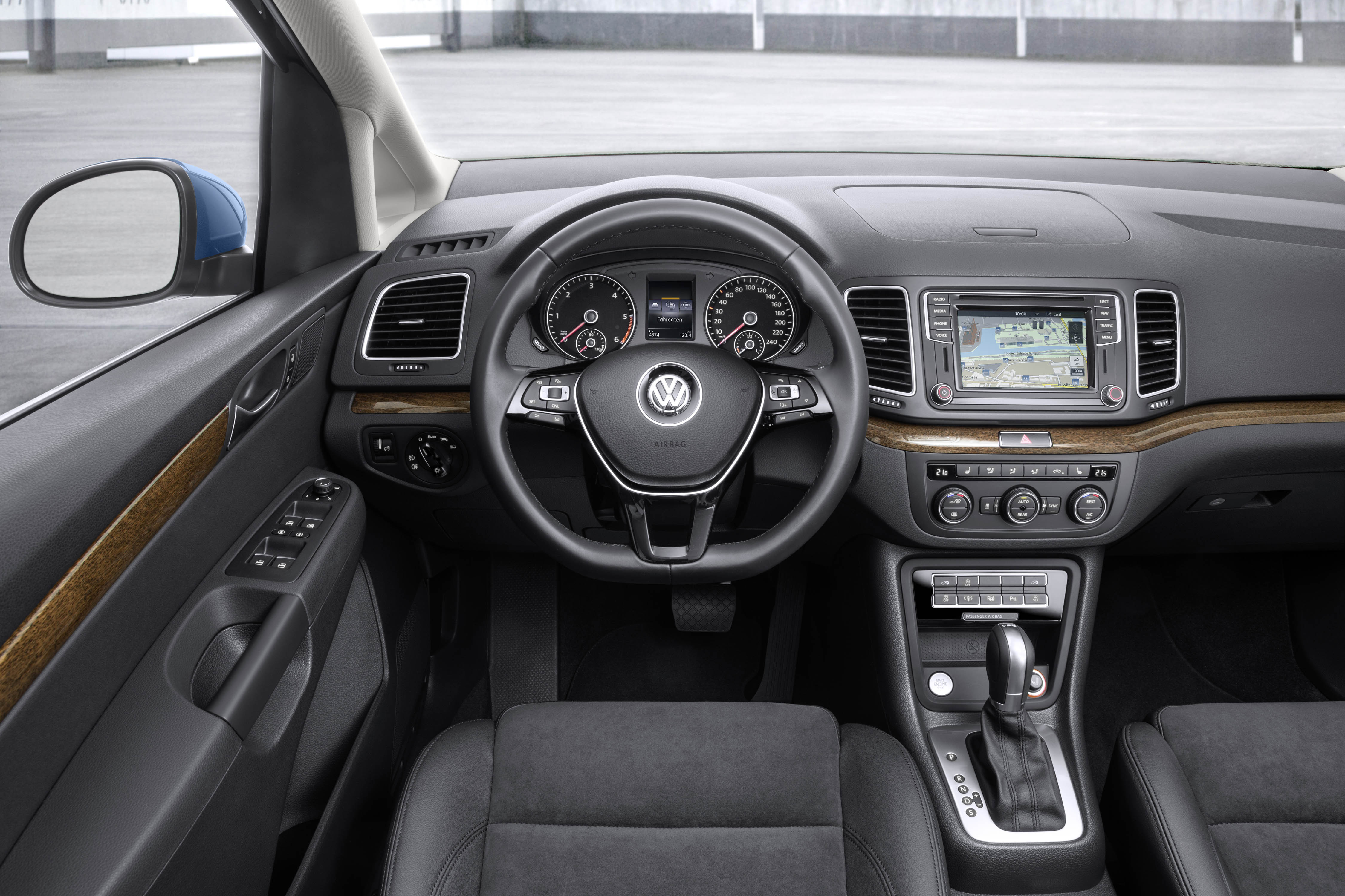 Facelift Volkswagen Sharan blijft subtiel maar omvat wel nieuwe motoren en de laatste generatie veiigheidssystemen. Debuut op Autosalon van Genve 2015.