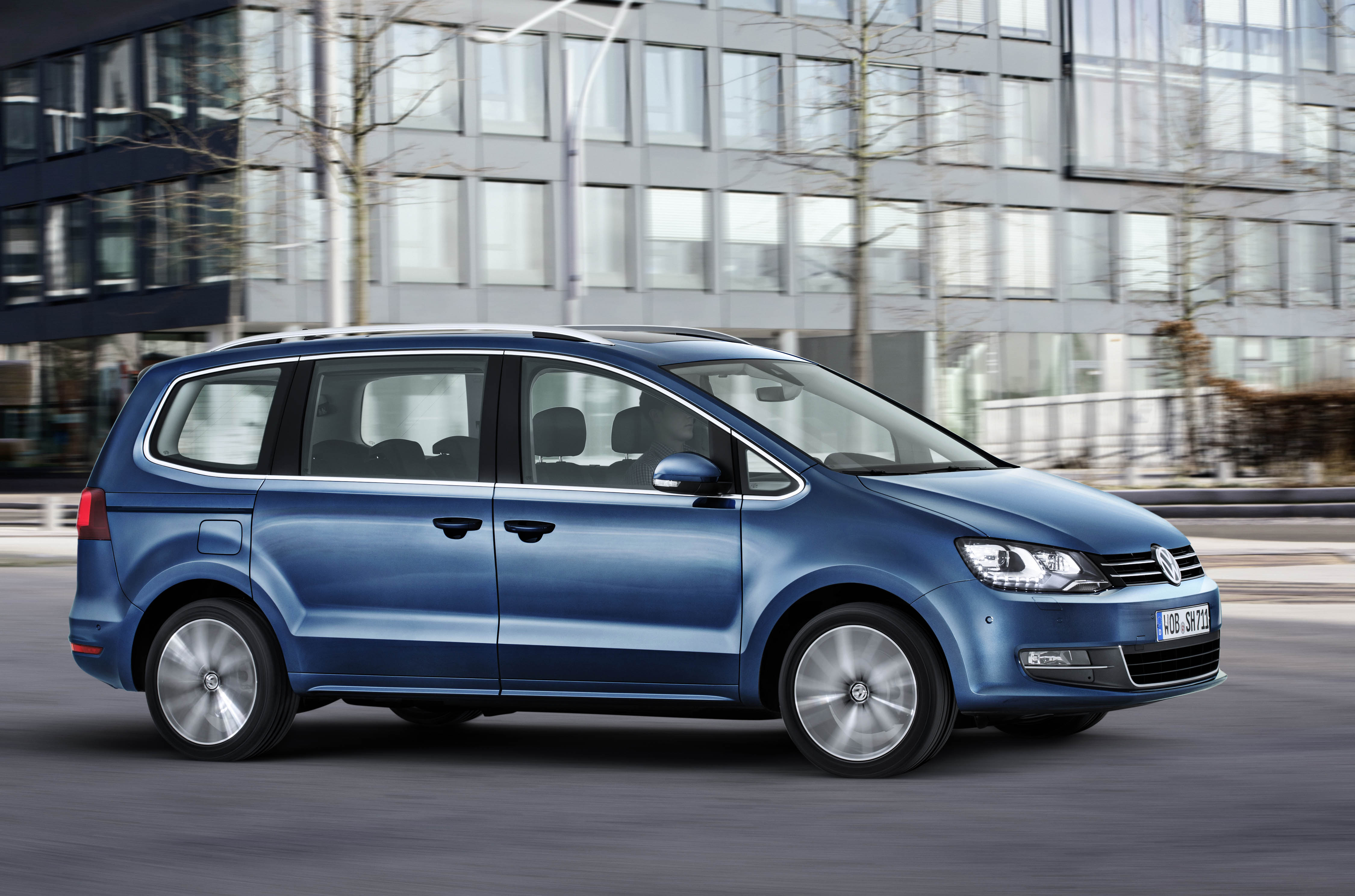 Facelift Volkswagen Sharan blijft subtiel maar omvat wel nieuwe motoren en de laatste generatie veiigheidssystemen. Debuut op Autosalon van Genve 2015.