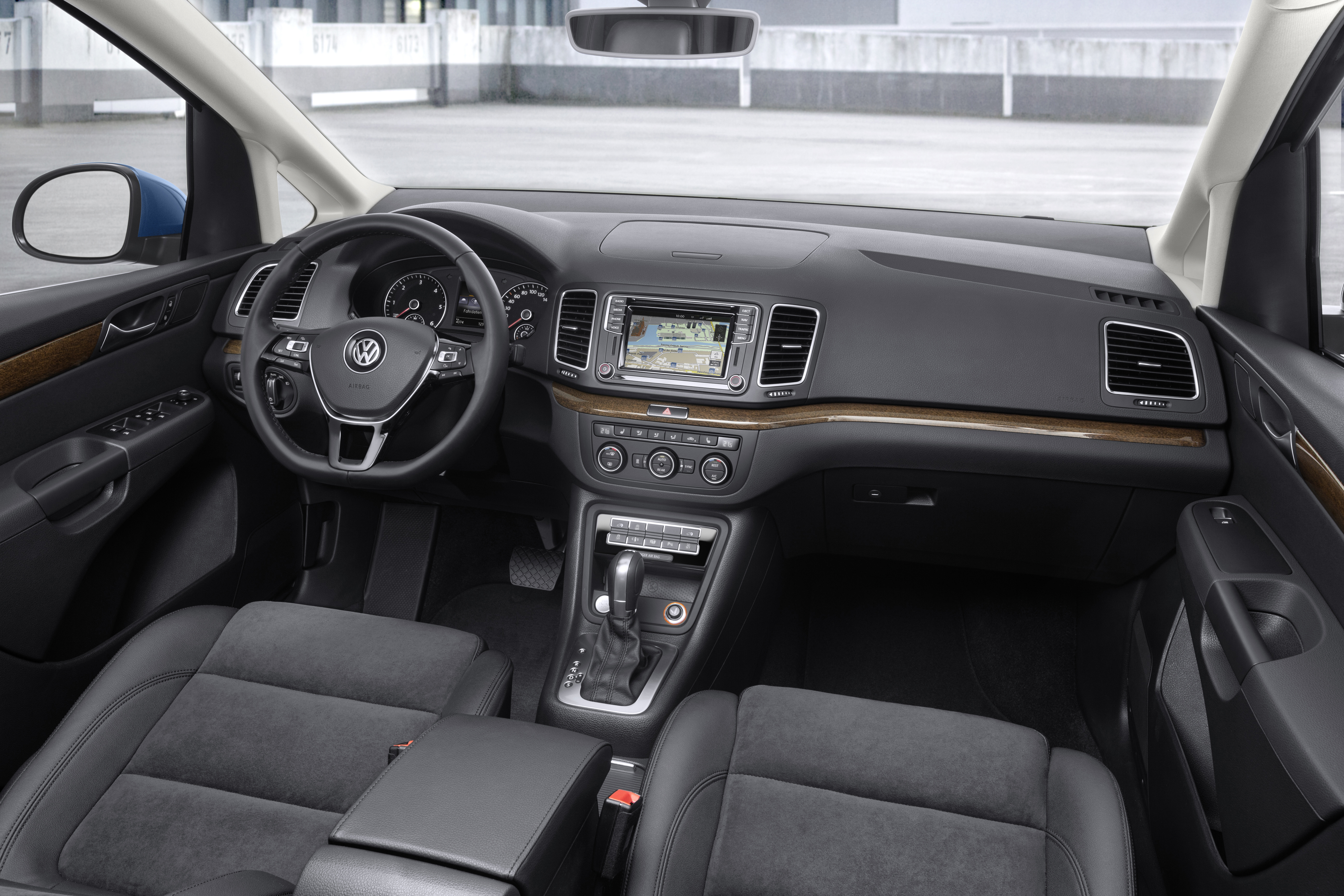 Facelift Volkswagen Sharan blijft subtiel maar omvat wel nieuwe motoren en de laatste generatie veiigheidssystemen. Debuut op Autosalon van Genve 2015.