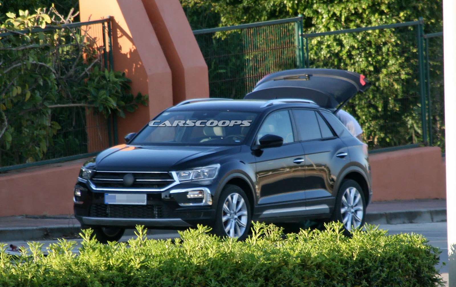 De aanstaande Volkswagen T-Roc is met slechts minieme camouflage gespot. Zo hebben we alvast een beter beeld van de aanstaande compacte SUV.