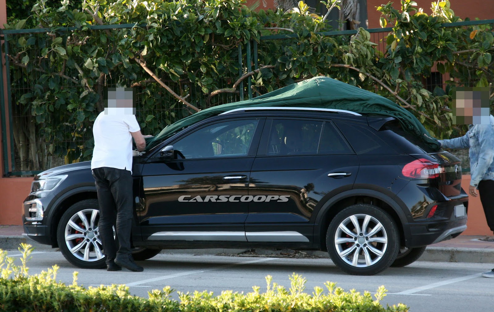 De aanstaande Volkswagen T-Roc is met slechts minieme camouflage gespot. Zo hebben we alvast een beter beeld van de aanstaande compacte SUV.