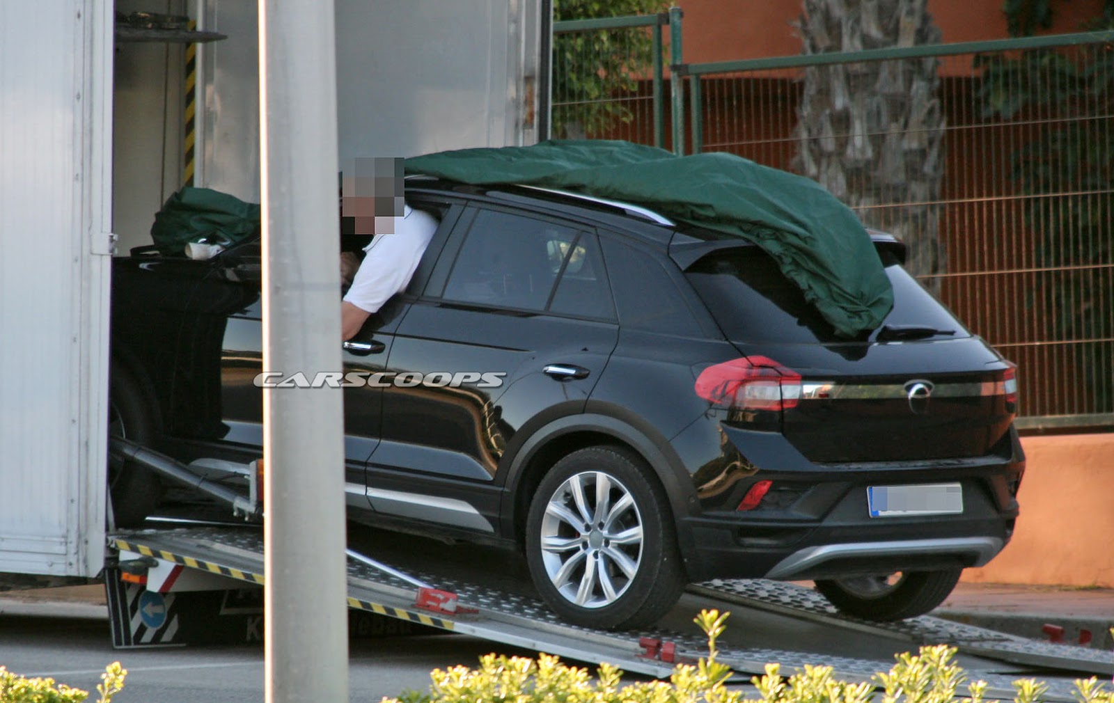 De aanstaande Volkswagen T-Roc is met slechts minieme camouflage gespot. Zo hebben we alvast een beter beeld van de aanstaande compacte SUV.