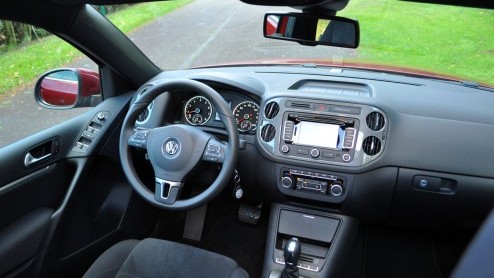 Autotest Volkswagen Tiguan 1.4 TSI DSG. Als antwoord op een veelgehoorde vraag van Nederlandse klanten is de voorwielaangedreven Volkswagen Tiguan 1.4 TSI er voortaan ook met zestraps DSG-automaat.