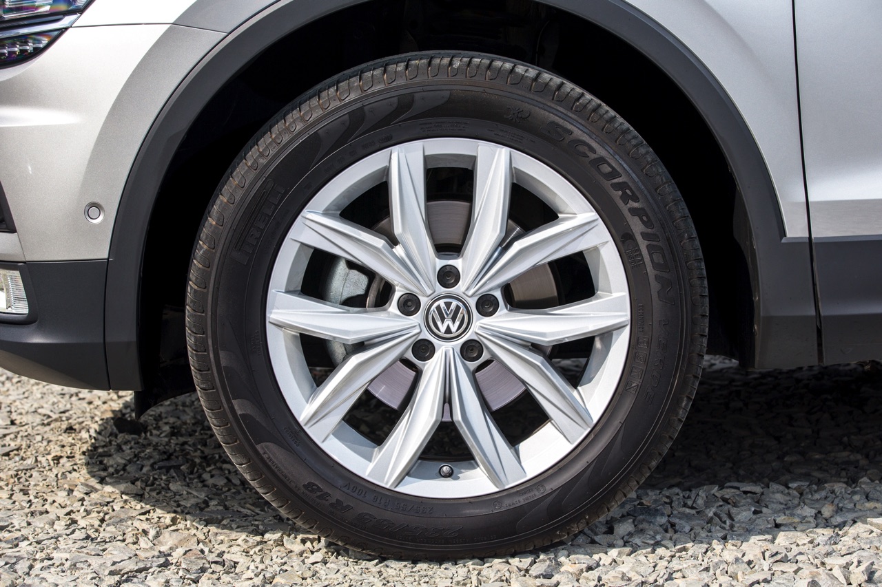 Autotest nieuwe Volkswagen Tiguan 2.0 TDI 150 pk, de nieuwe SUV van Volkswagen op het MQB-platform. Heeft de nieuwe Tiguan nog betere kwaliteiten dan zijn voorganger? AutoVandaag rijdt de eerste km's.