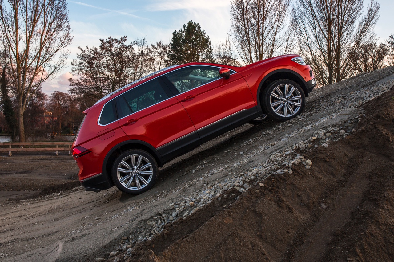 Autotest nieuwe Volkswagen Tiguan 2.0 TDI 150 pk, de nieuwe SUV van Volkswagen op het MQB-platform. Heeft de nieuwe Tiguan nog betere kwaliteiten dan zijn voorganger? AutoVandaag rijdt de eerste km's.