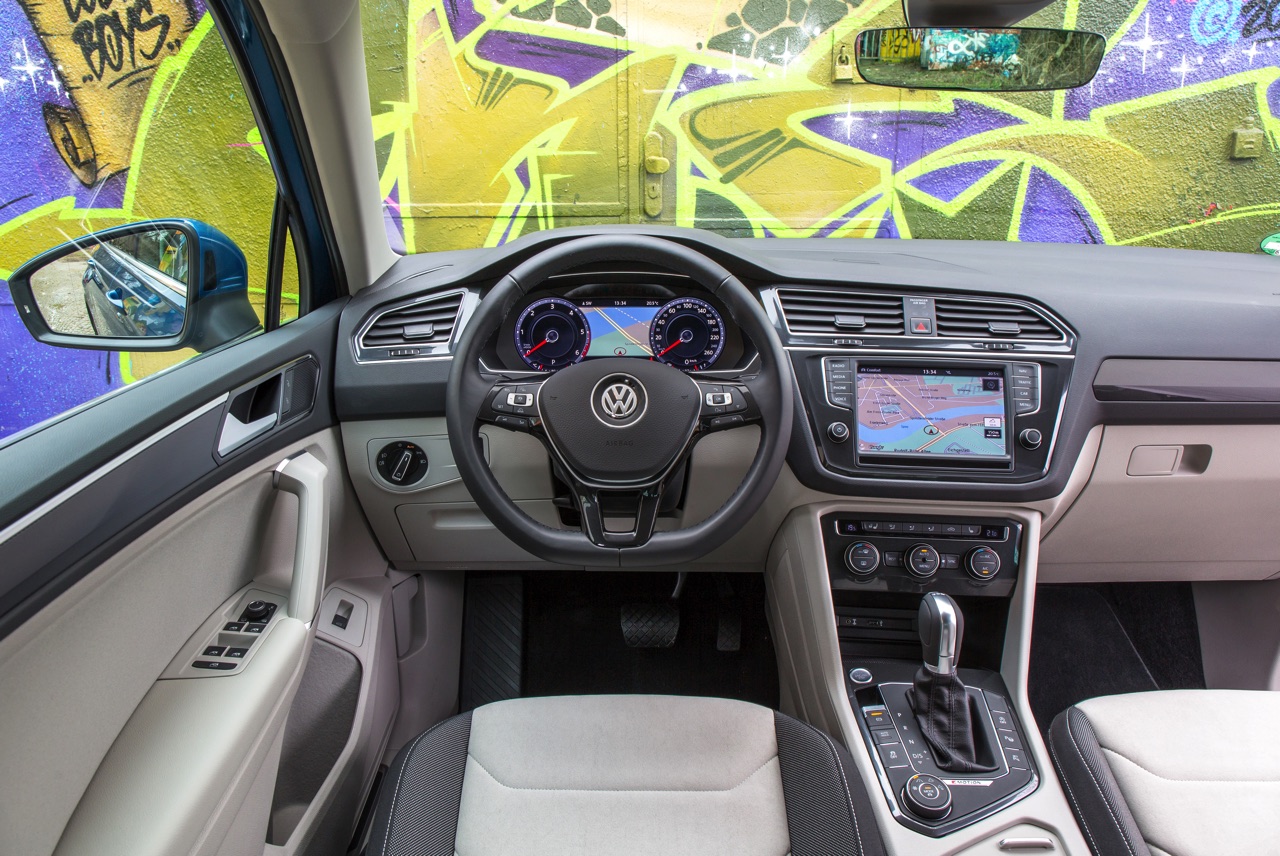 Autotest nieuwe Volkswagen Tiguan 2.0 TDI 150 pk, de nieuwe SUV van Volkswagen op het MQB-platform. Heeft de nieuwe Tiguan nog betere kwaliteiten dan zijn voorganger? AutoVandaag rijdt de eerste km's.
