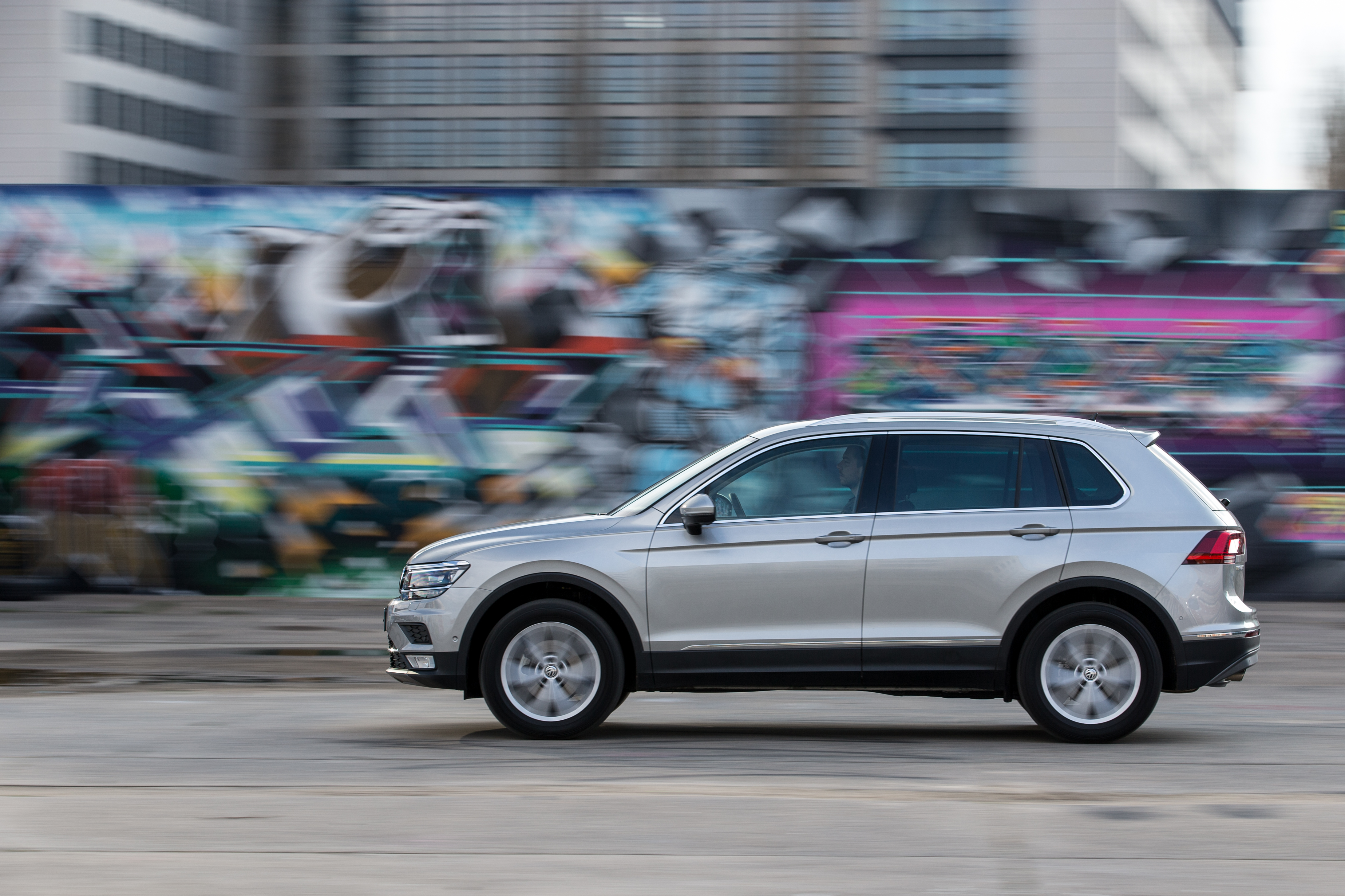 Autotest nieuwe Volkswagen Tiguan 2.0 TDI 150 pk, de nieuwe SUV van Volkswagen op het MQB-platform. Heeft de nieuwe Tiguan nog betere kwaliteiten dan zijn voorganger? AutoVandaag rijdt de eerste km's.
